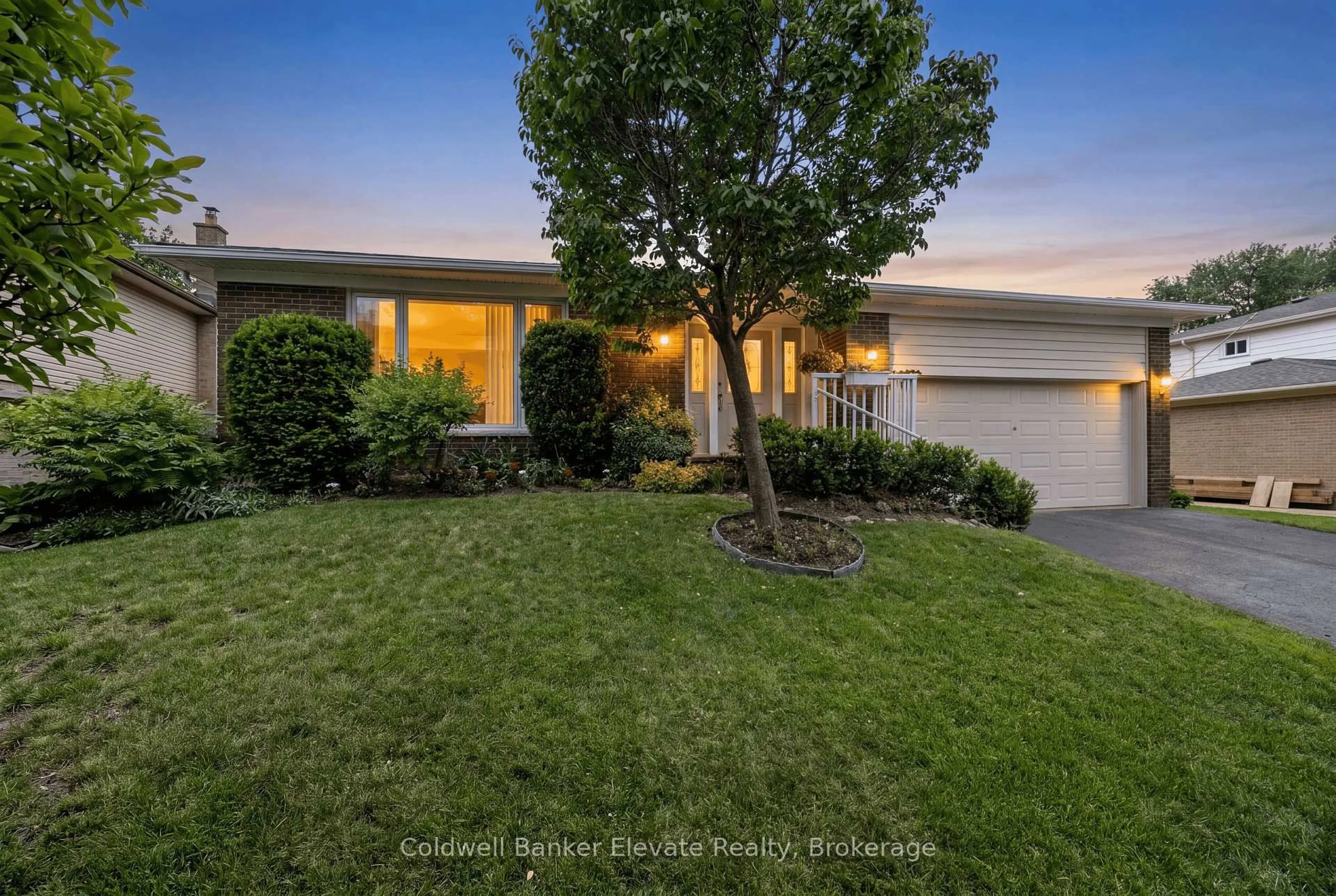 A pic from outside/outdoor area/front of a property/back of a property/a pic from drone, street for 6 Metcalfe Crt, Halton Hills Ontario L7G 4N6