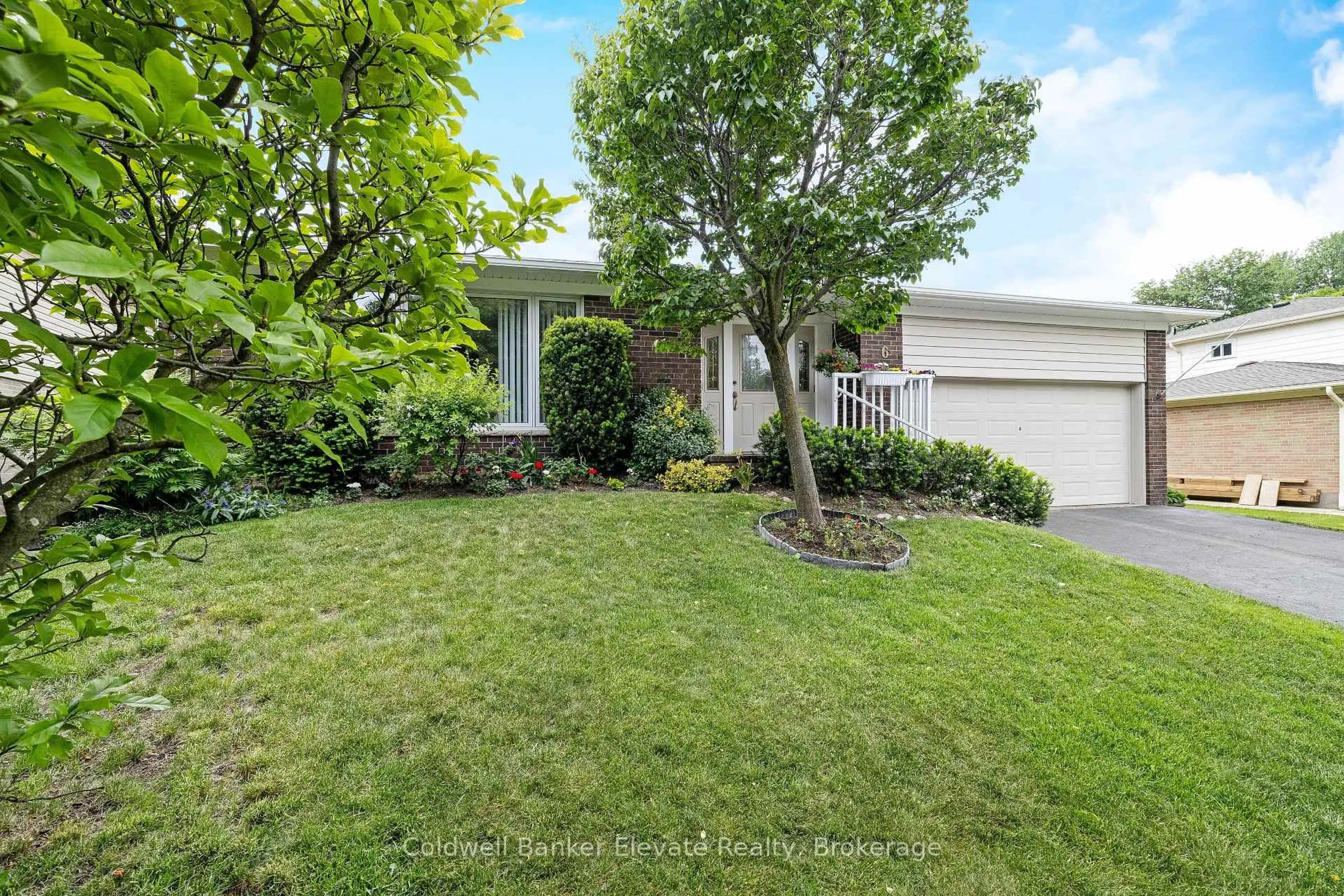 A pic from outside/outdoor area/front of a property/back of a property/a pic from drone, street for 6 Metcalfe Crt, Halton Hills Ontario L7G 4N6