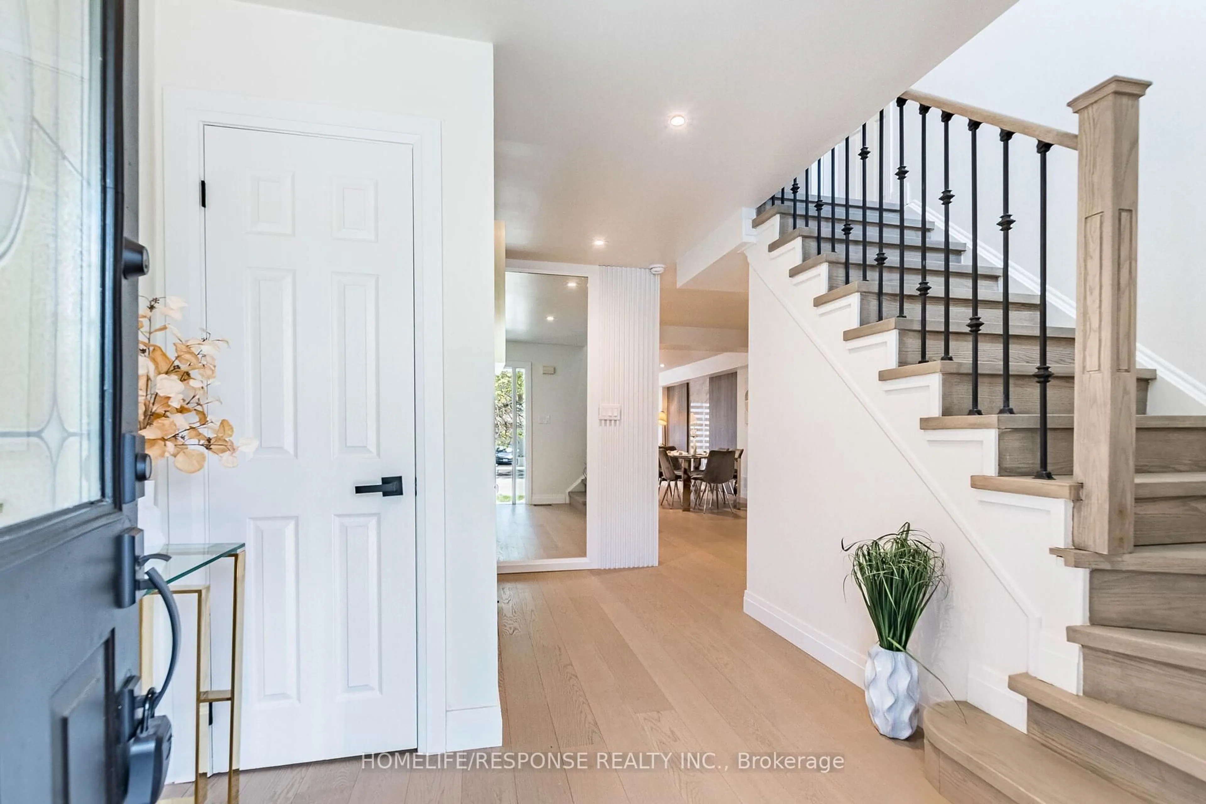 Indoor entryway for 479 Barondale Dr, Mississauga Ontario L4Z 3V8