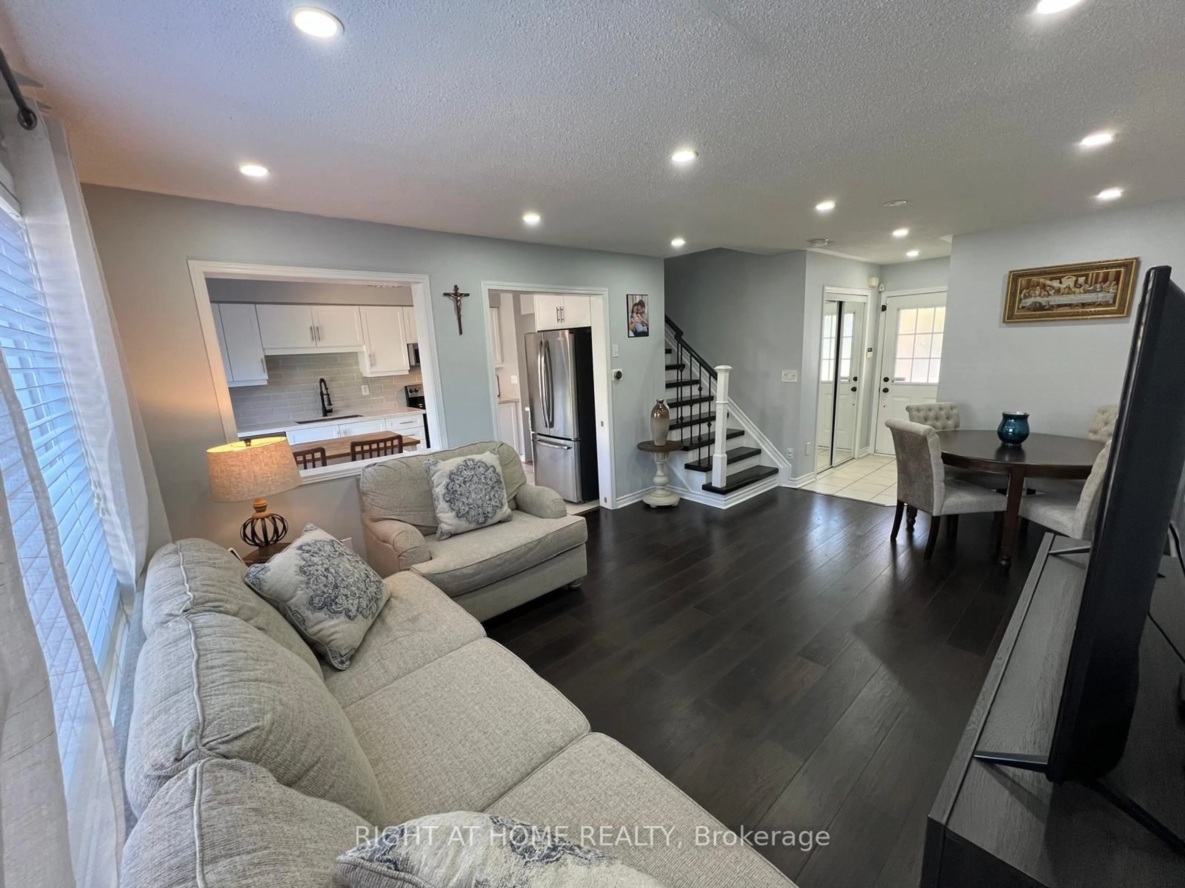 Living room with furniture, unknown for 1064 BARCLAY Circ, Milton Ontario L9T 5W3