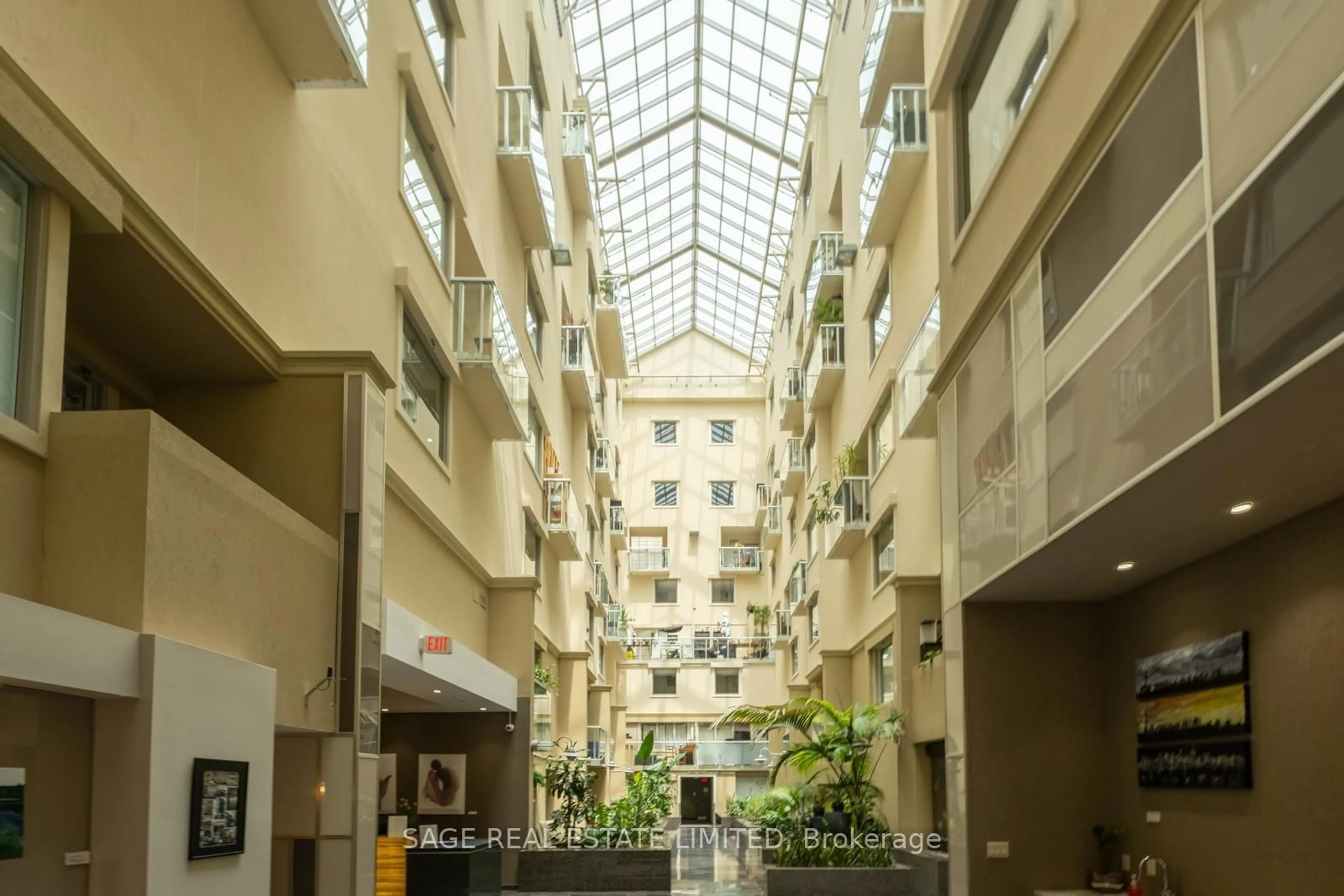Indoor foyer for 437 Roncesvalles Ave #210, Toronto Ontario M6R 3B9