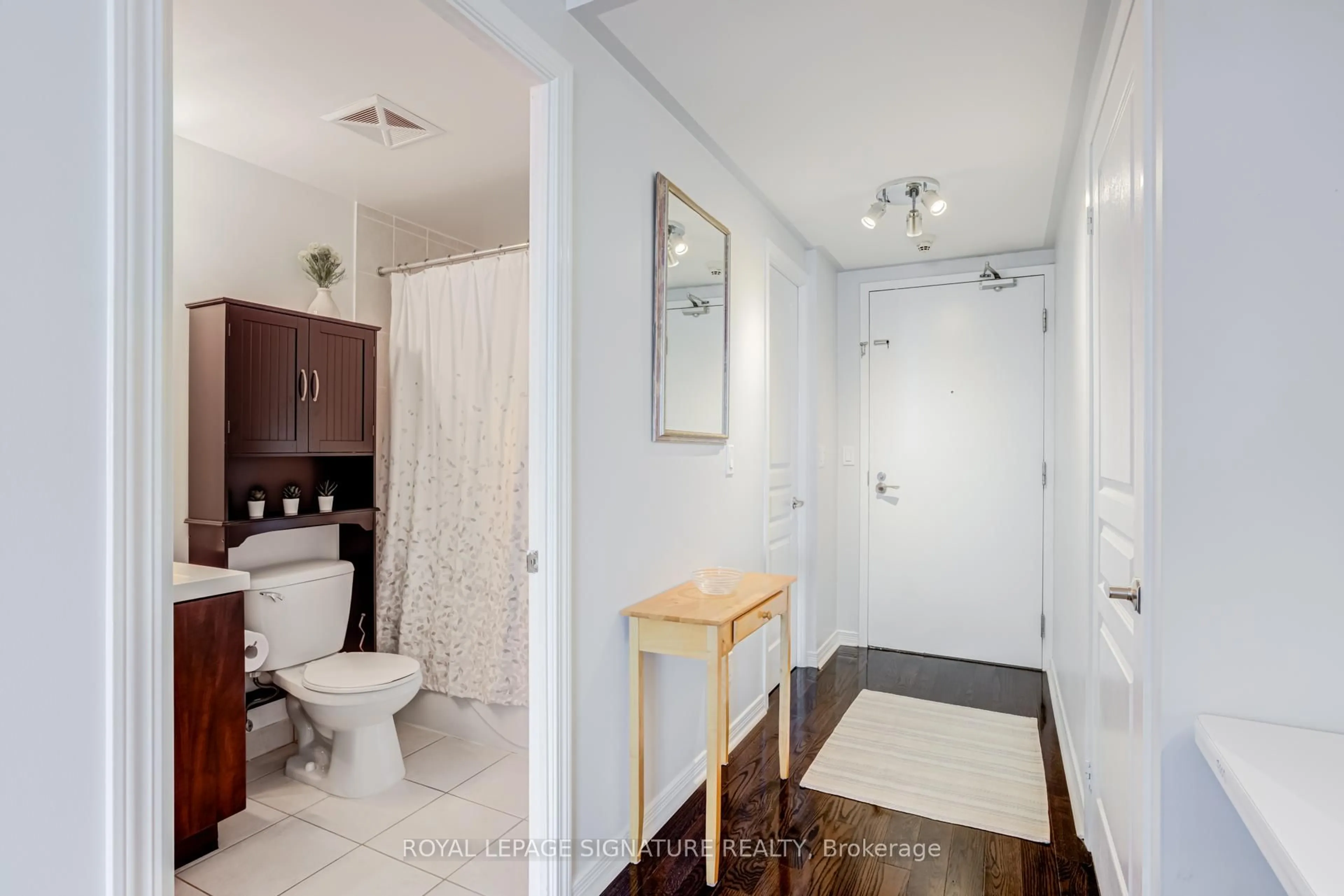 Standard bathroom, ceramic/tile floor for 15 Legion Rd #1406, Toronto Ontario M8V 0A9