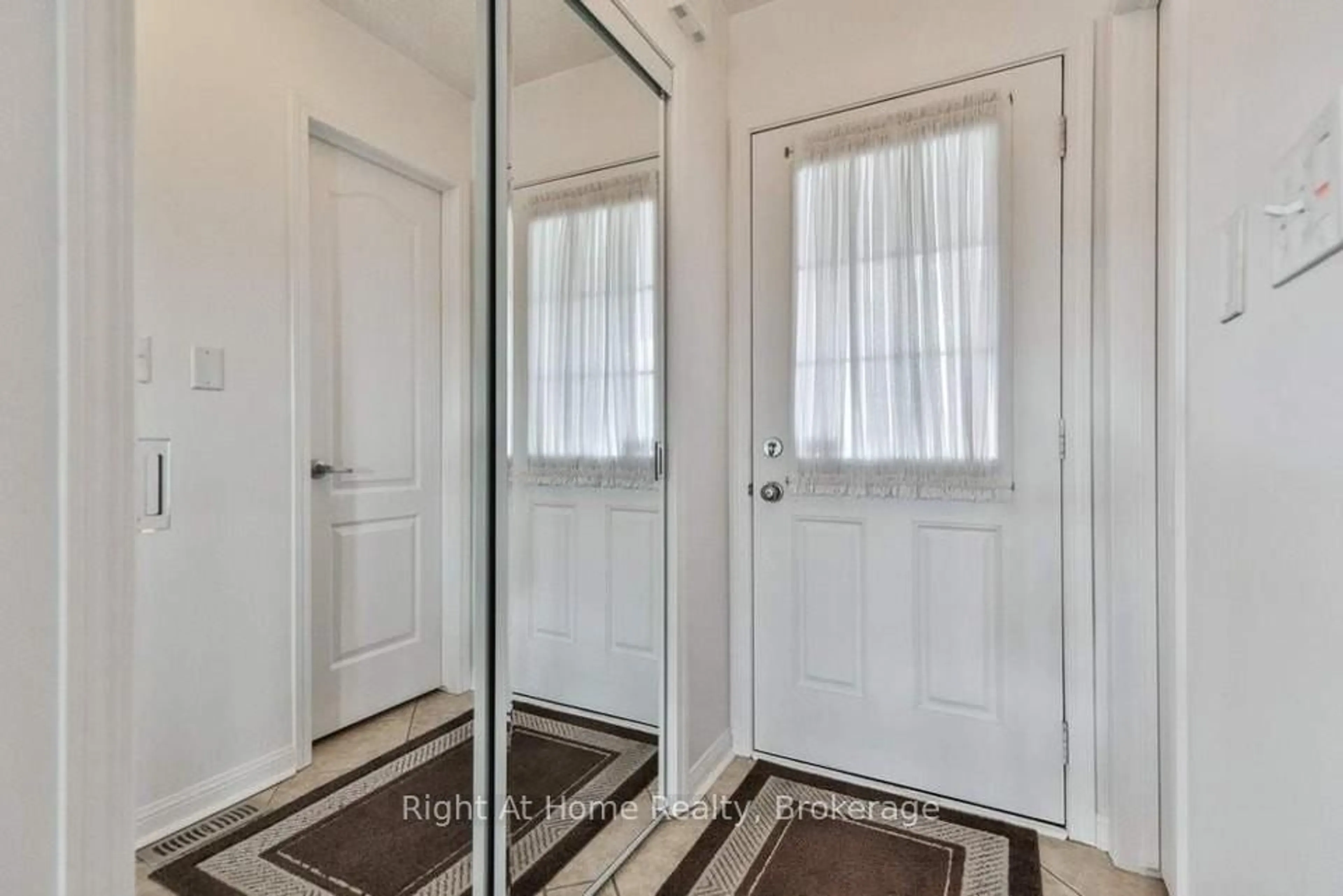 Indoor entryway for 3162 Stornoway Circ, Oakville Ontario L6M 5H8