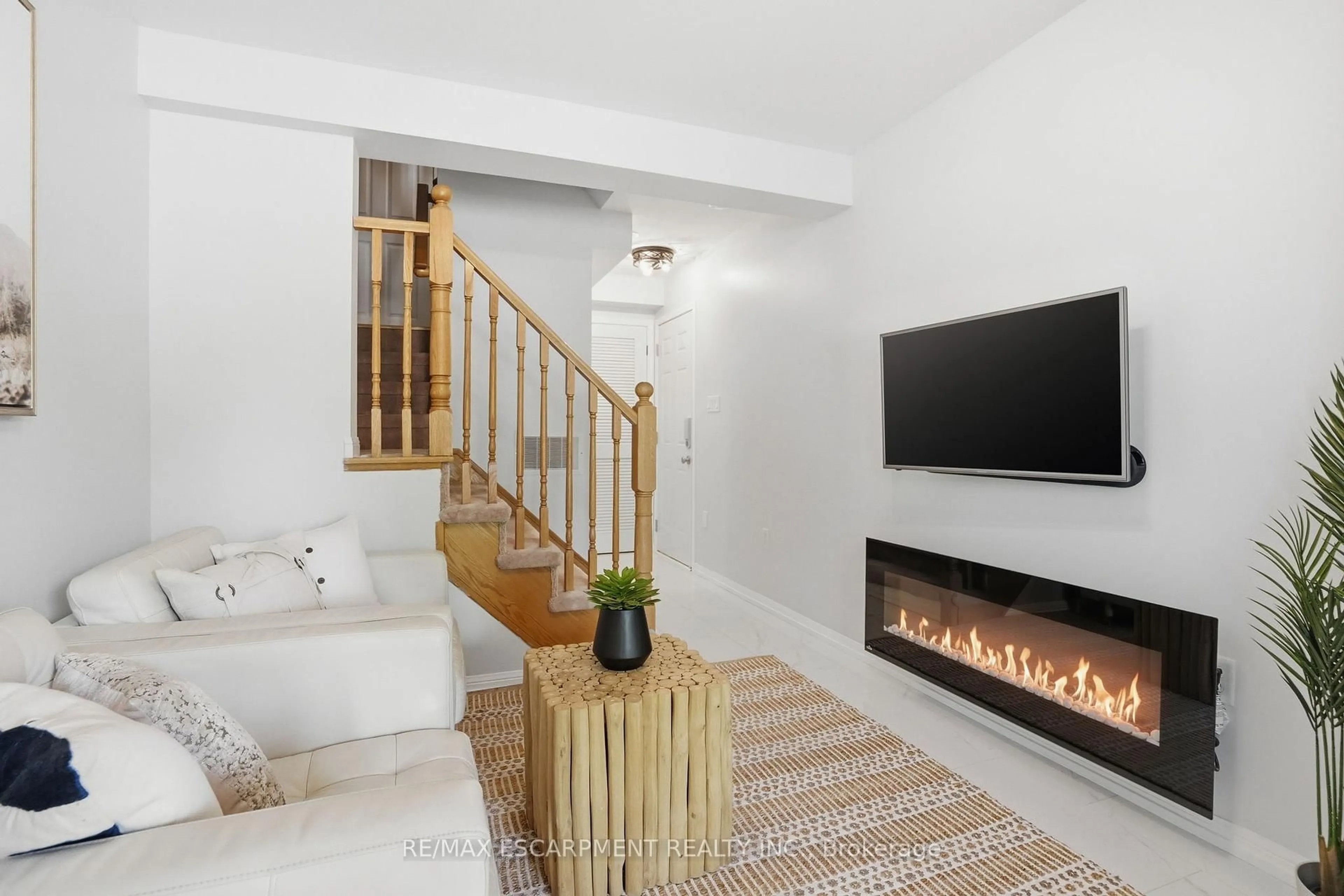 Living room with furniture, unknown for 3050 ROTARY Way #54, Burlington Ontario L7M 0G8