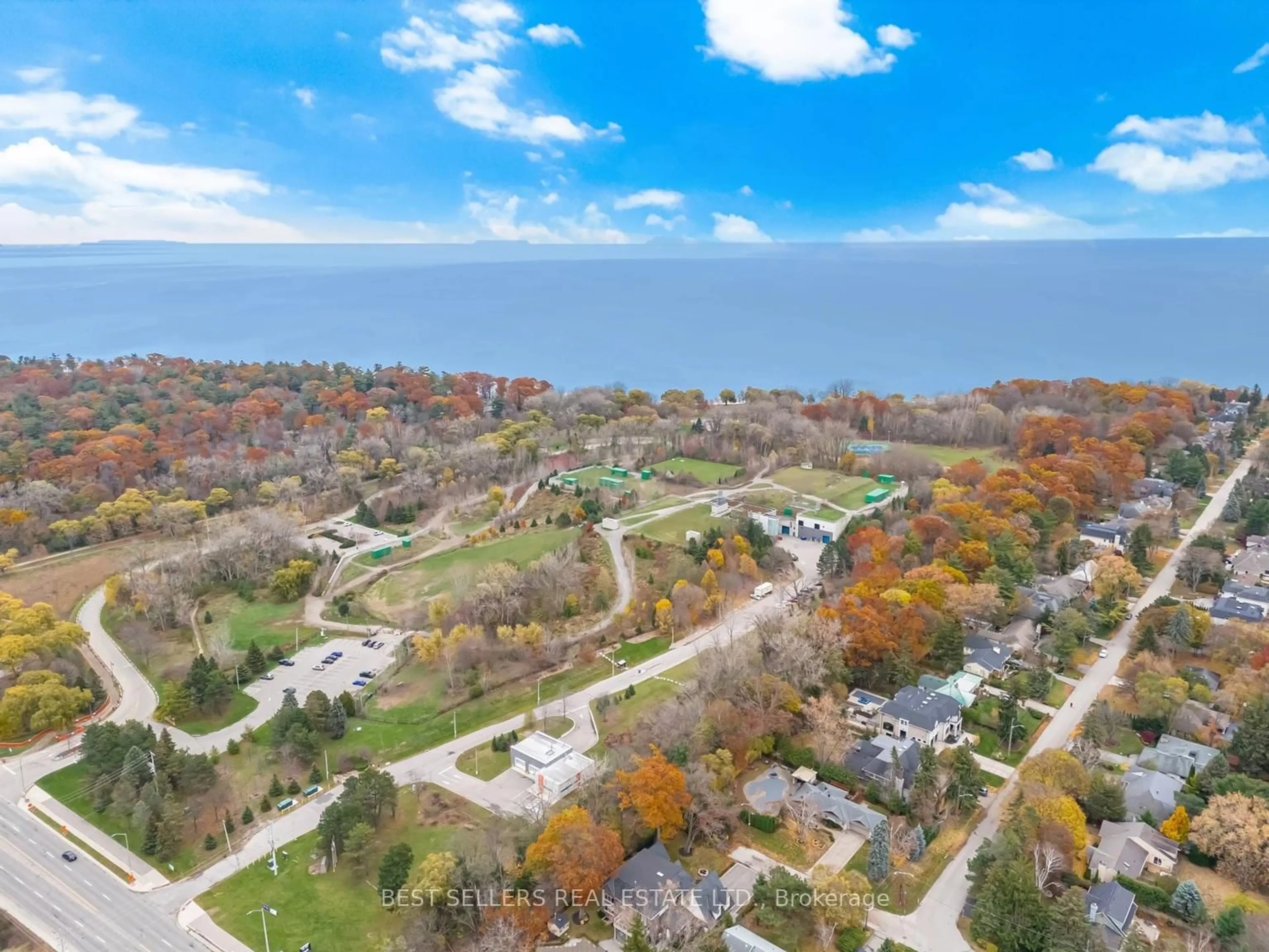 A pic from outside/outdoor area/front of a property/back of a property/a pic from drone, water/lake/river/ocean view for 898 Parkland Ave Ave, Mississauga Ontario L5H 3H1