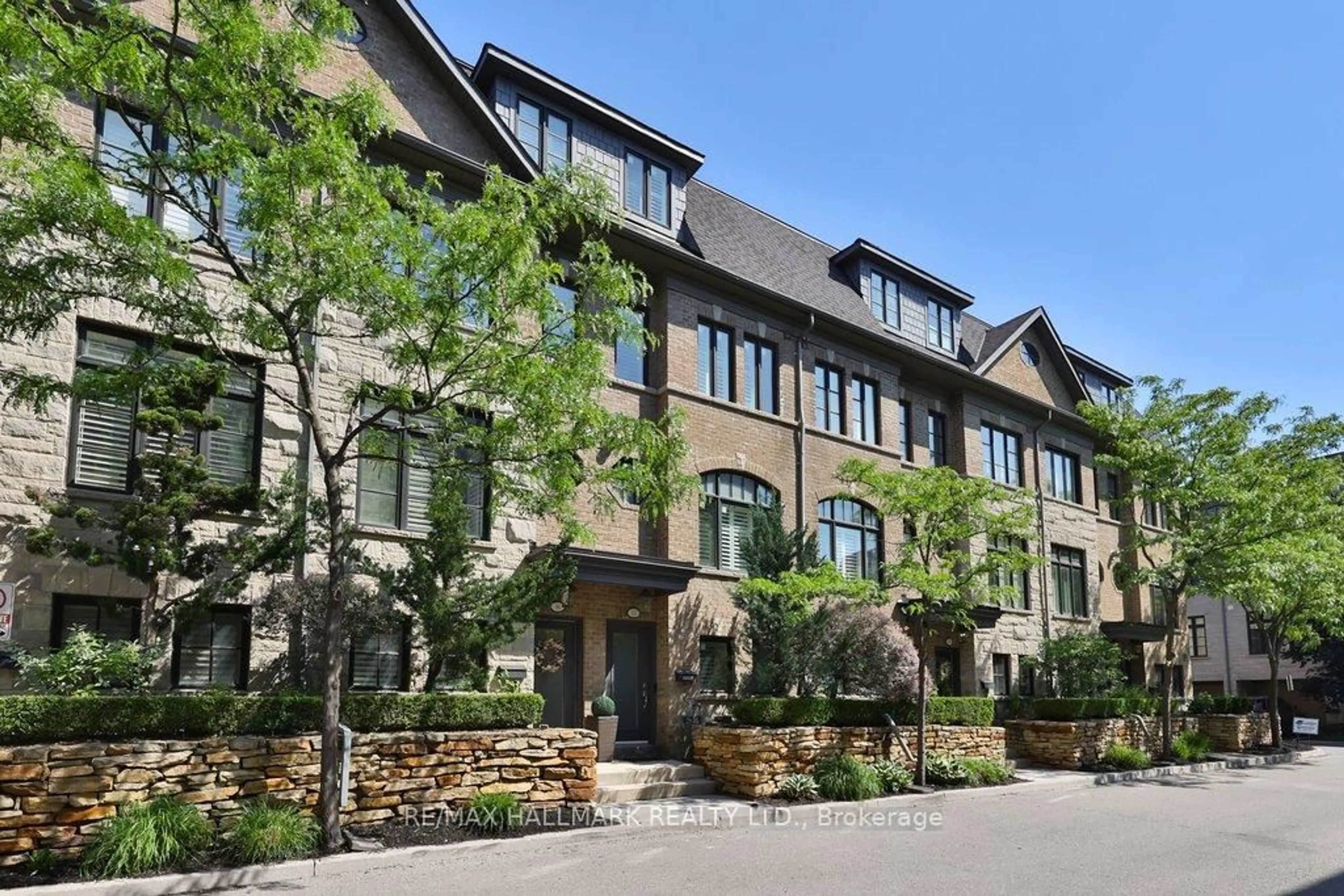 Patio, street for 32 Lobo Mews, Toronto Ontario M8Z 0B1