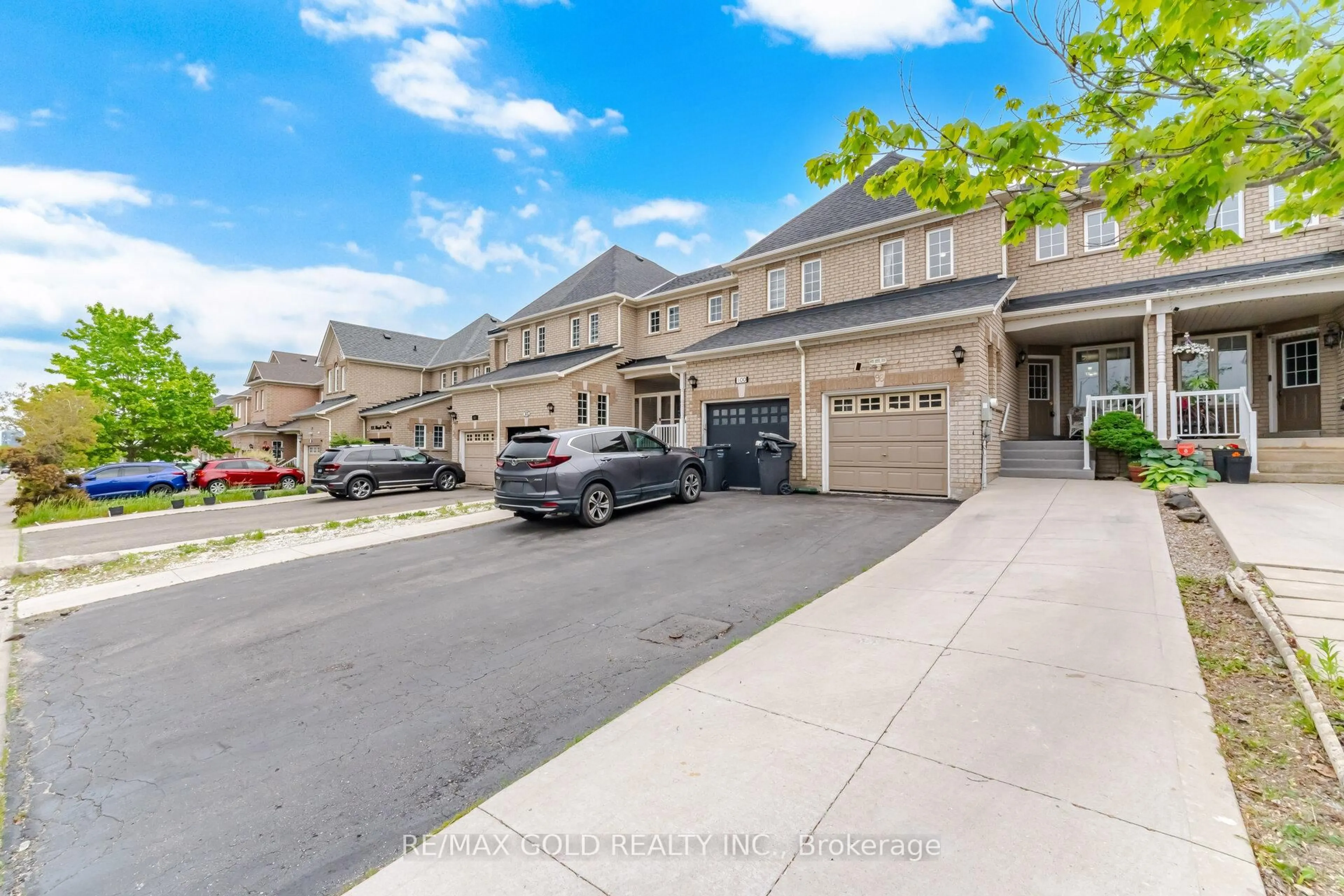 A pic from outside/outdoor area/front of a property/back of a property/a pic from drone, street for 98 Albright Rd, Brampton Ontario L6X 5E6