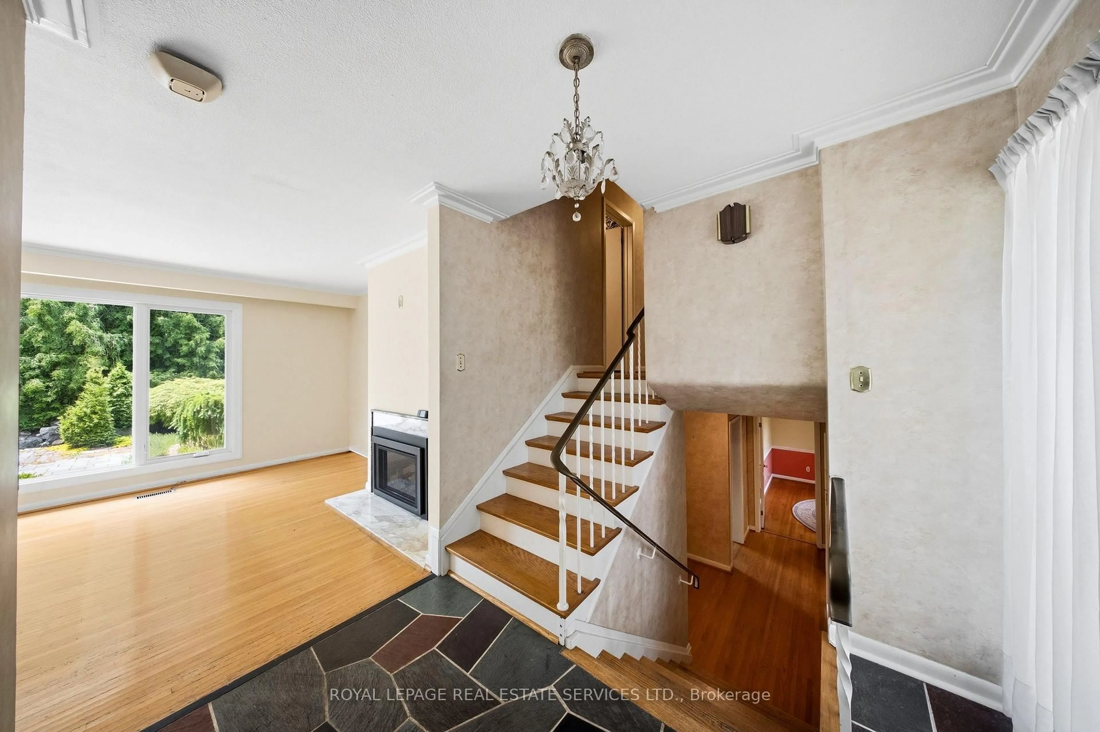 Indoor foyer for 28 Bemersyde Dr, Toronto Ontario M9A 2S8