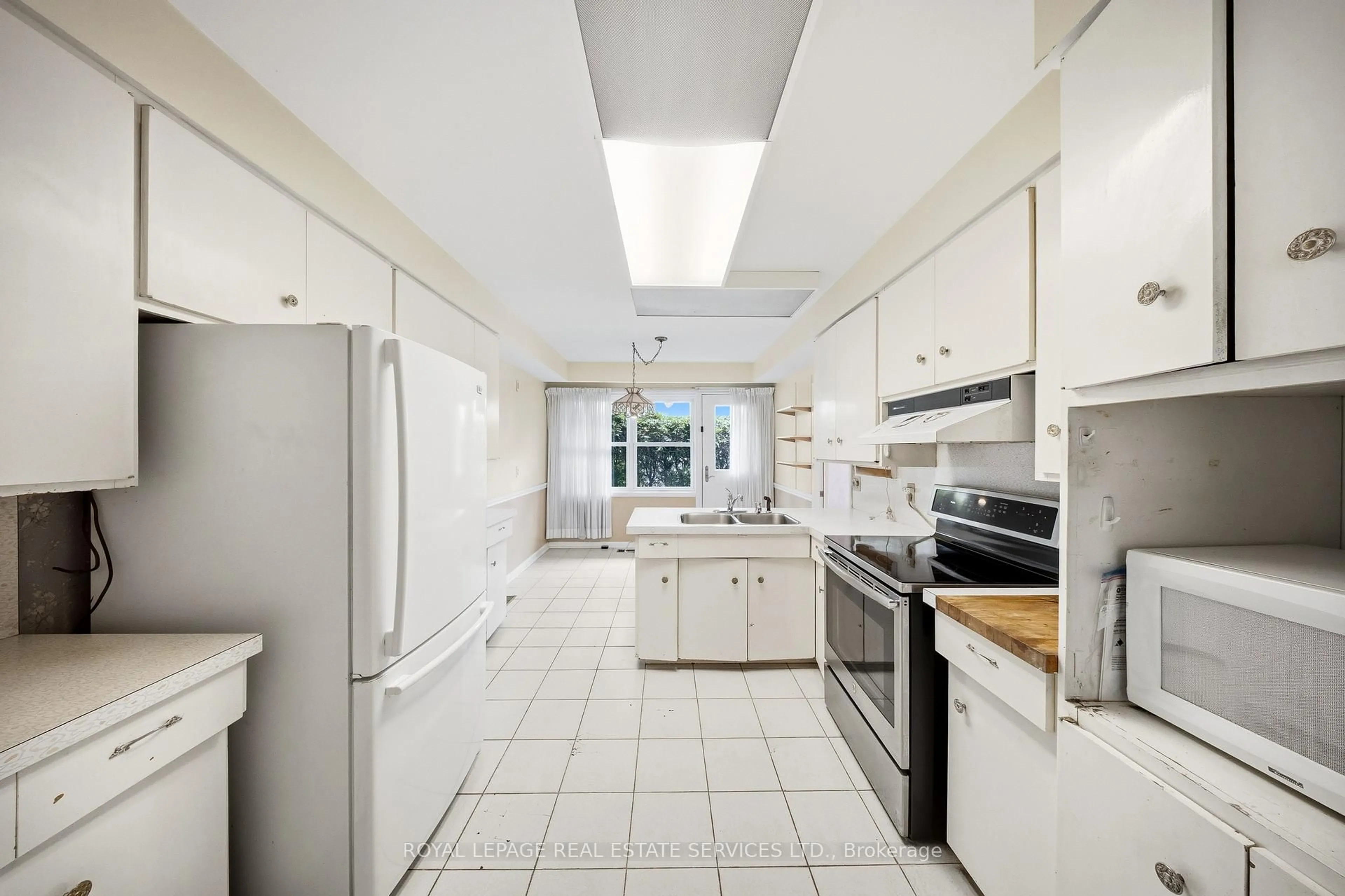 Standard kitchen, ceramic/tile floor for 28 Bemersyde Dr, Toronto Ontario M9A 2S8
