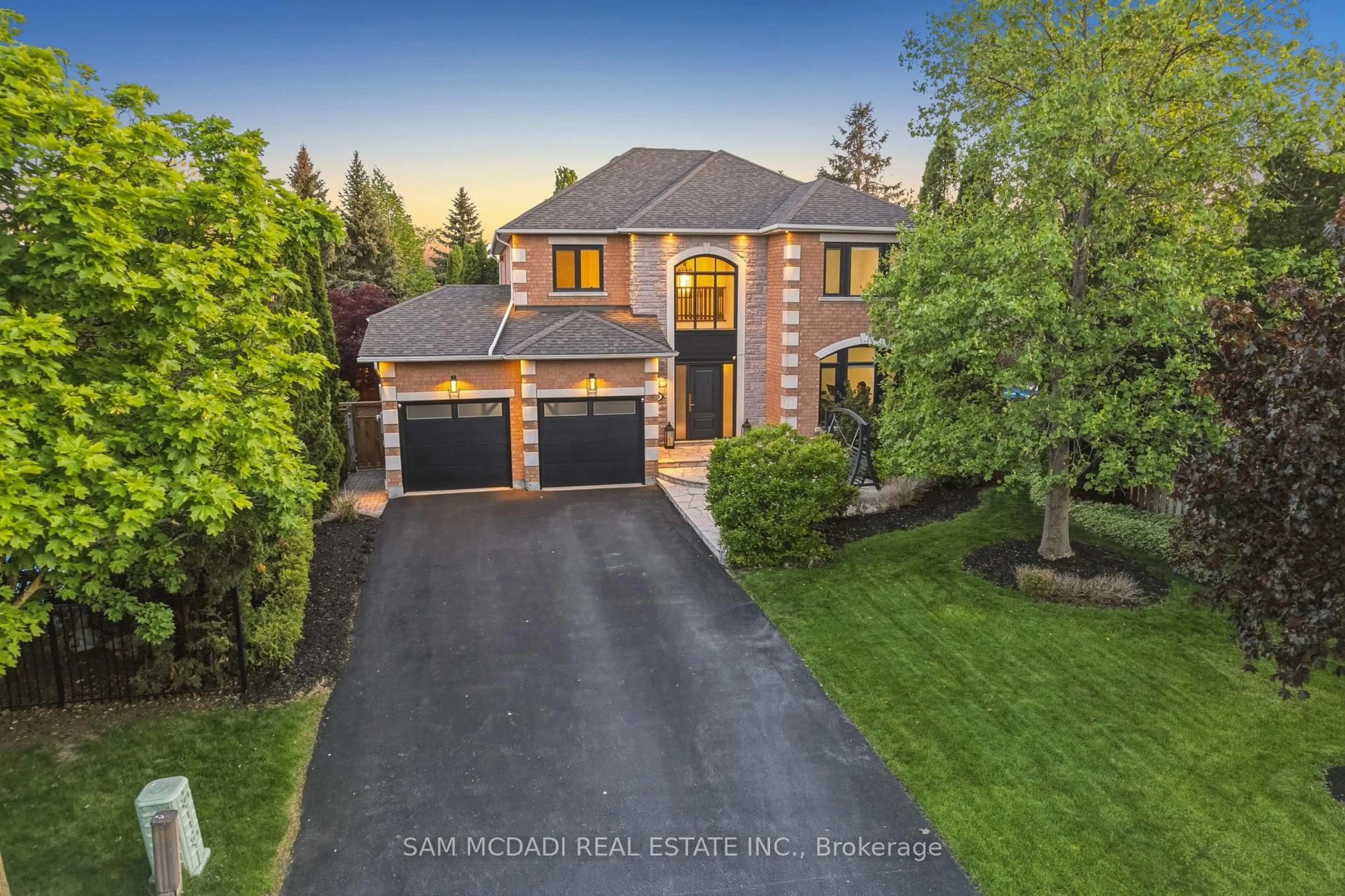A pic from outside/outdoor area/front of a property/back of a property/a pic from drone, street for 6311 Mulberry Cres, Mississauga Ontario L5V 1B7