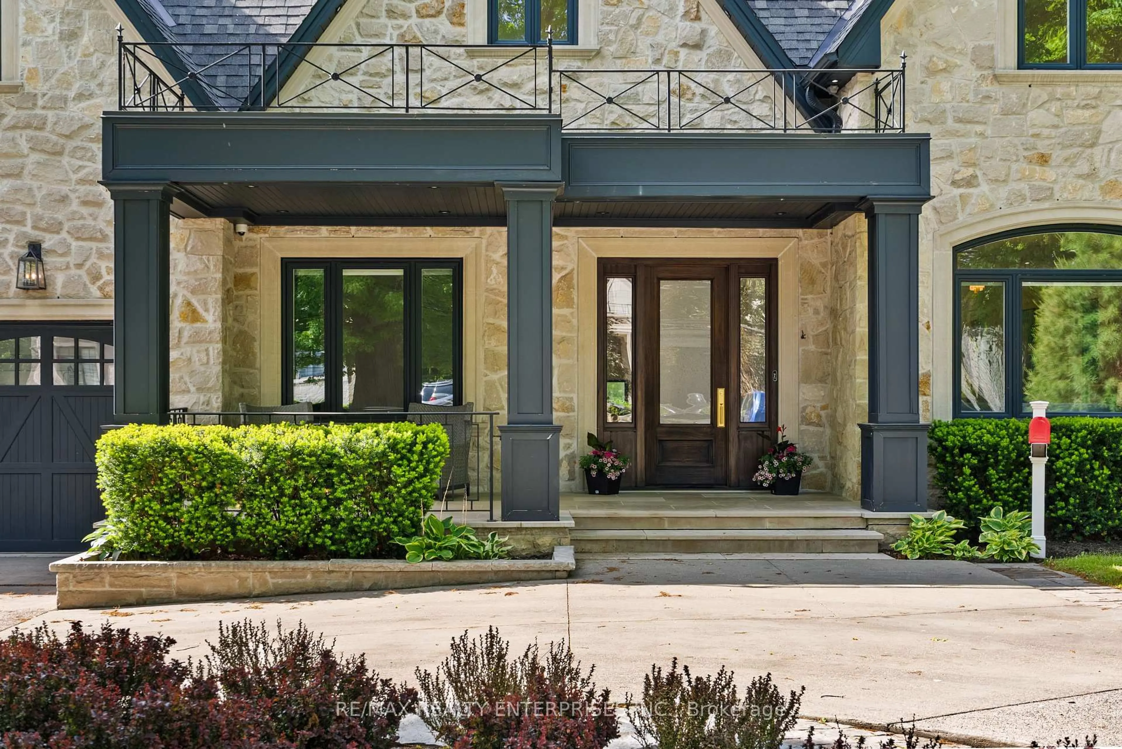 Indoor entryway for 1229 Indian Rd, Mississauga Ontario L5H 1R8
