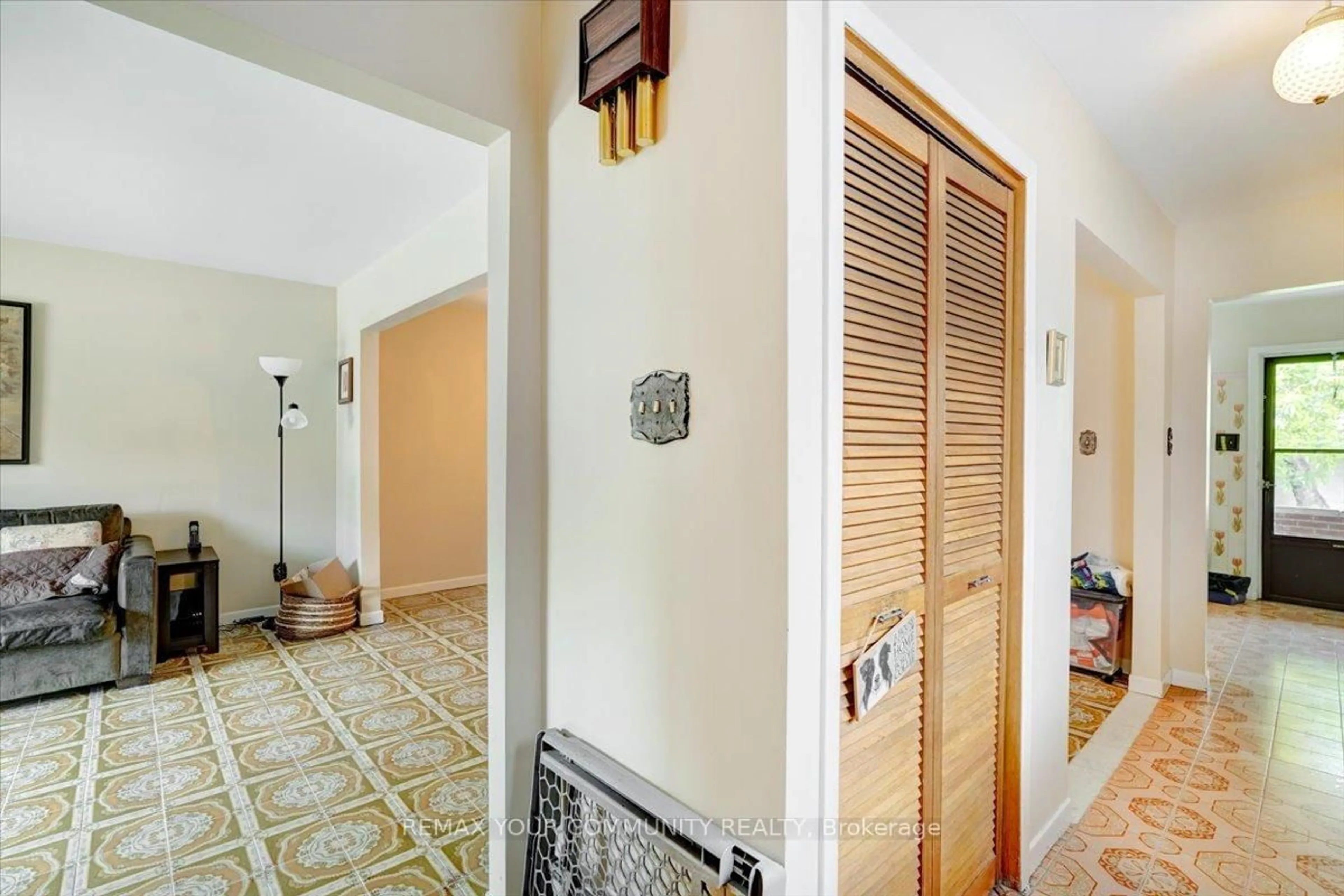 Indoor foyer for 60 Regent St, Toronto Ontario M6N 3N9