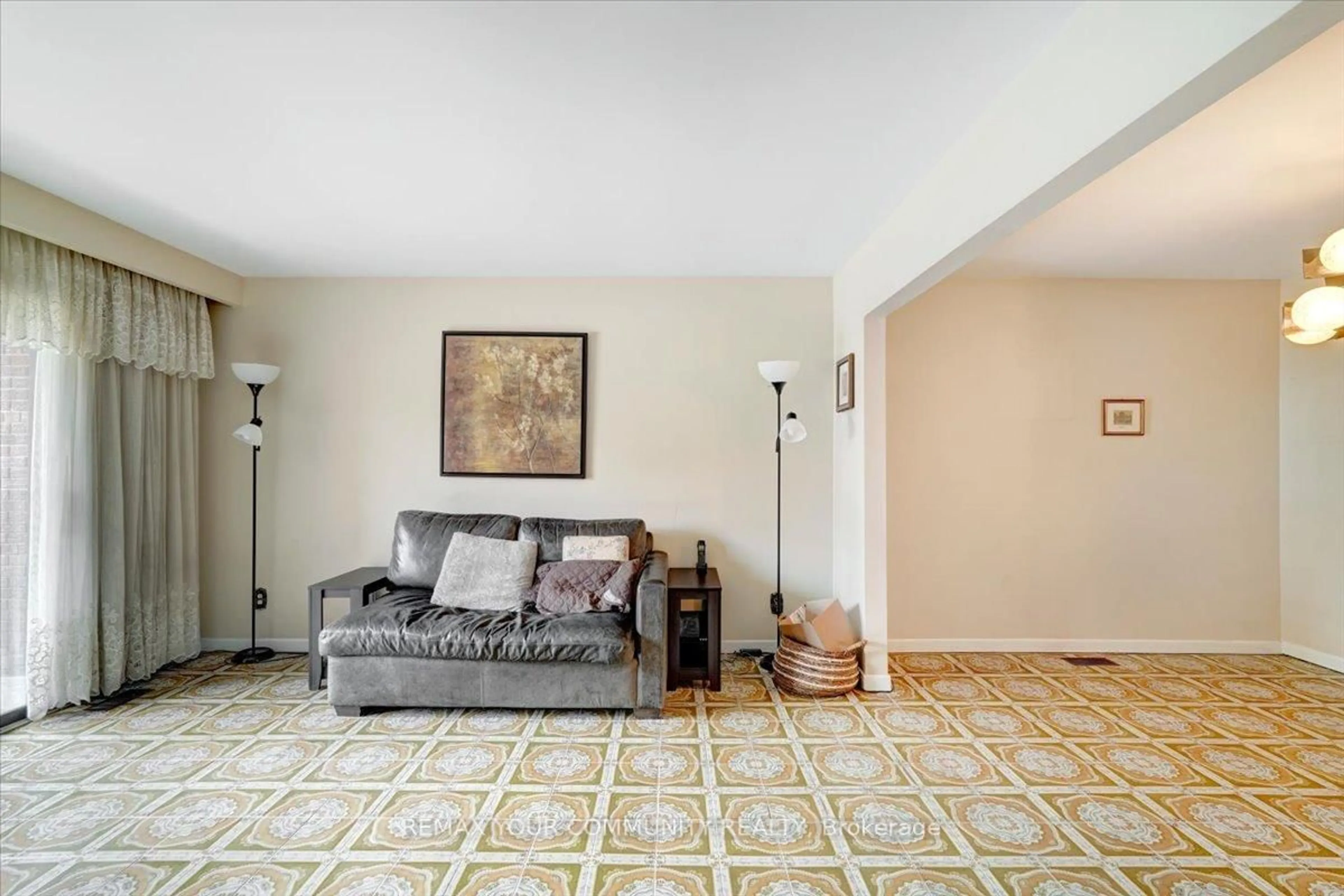 Living room with furniture, unknown for 60 Regent St, Toronto Ontario M6N 3N9