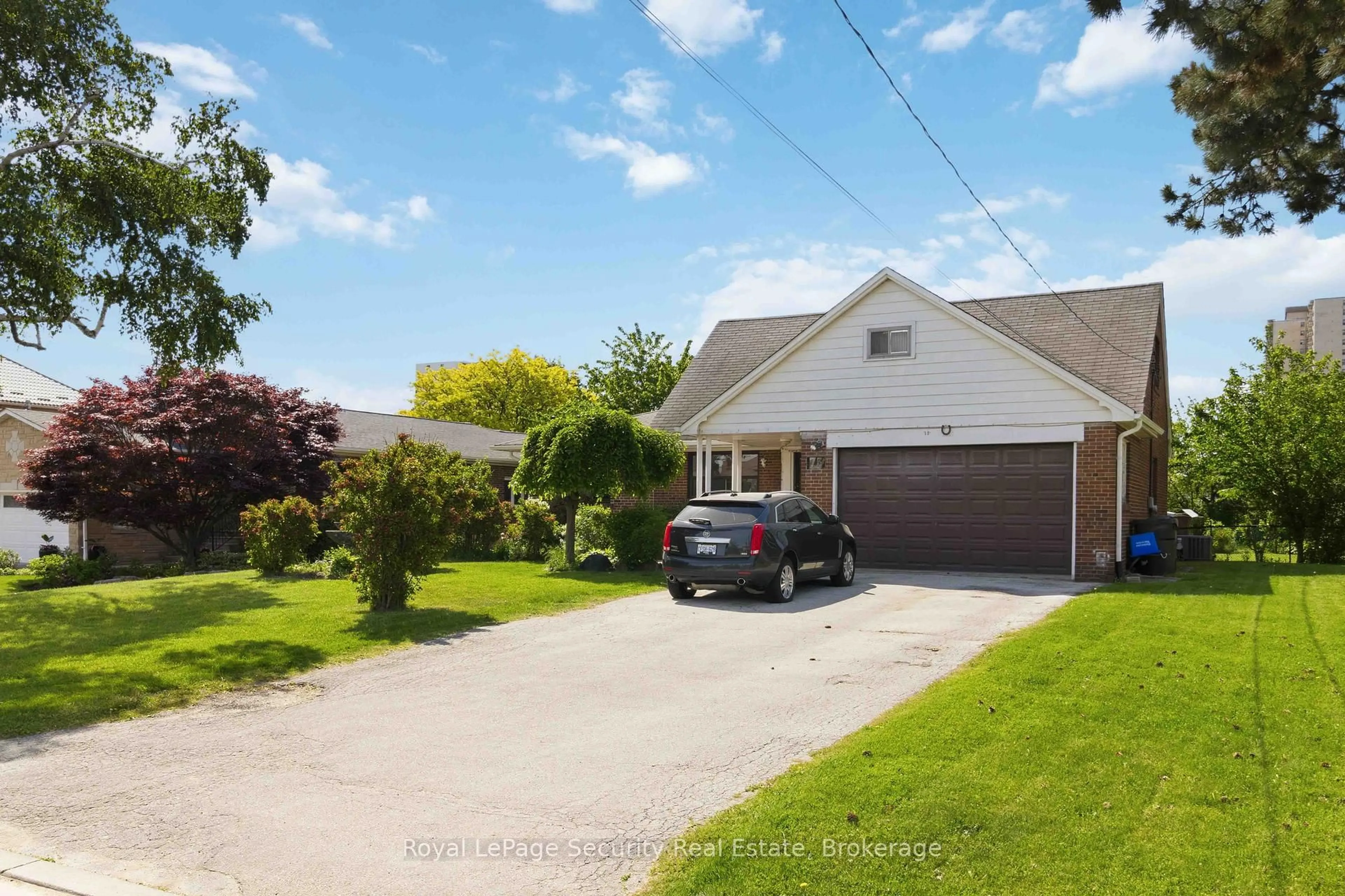 A pic from outside/outdoor area/front of a property/back of a property/a pic from drone, street for 73 Saint Andrews Blvd, Toronto Ontario M9R 1W4