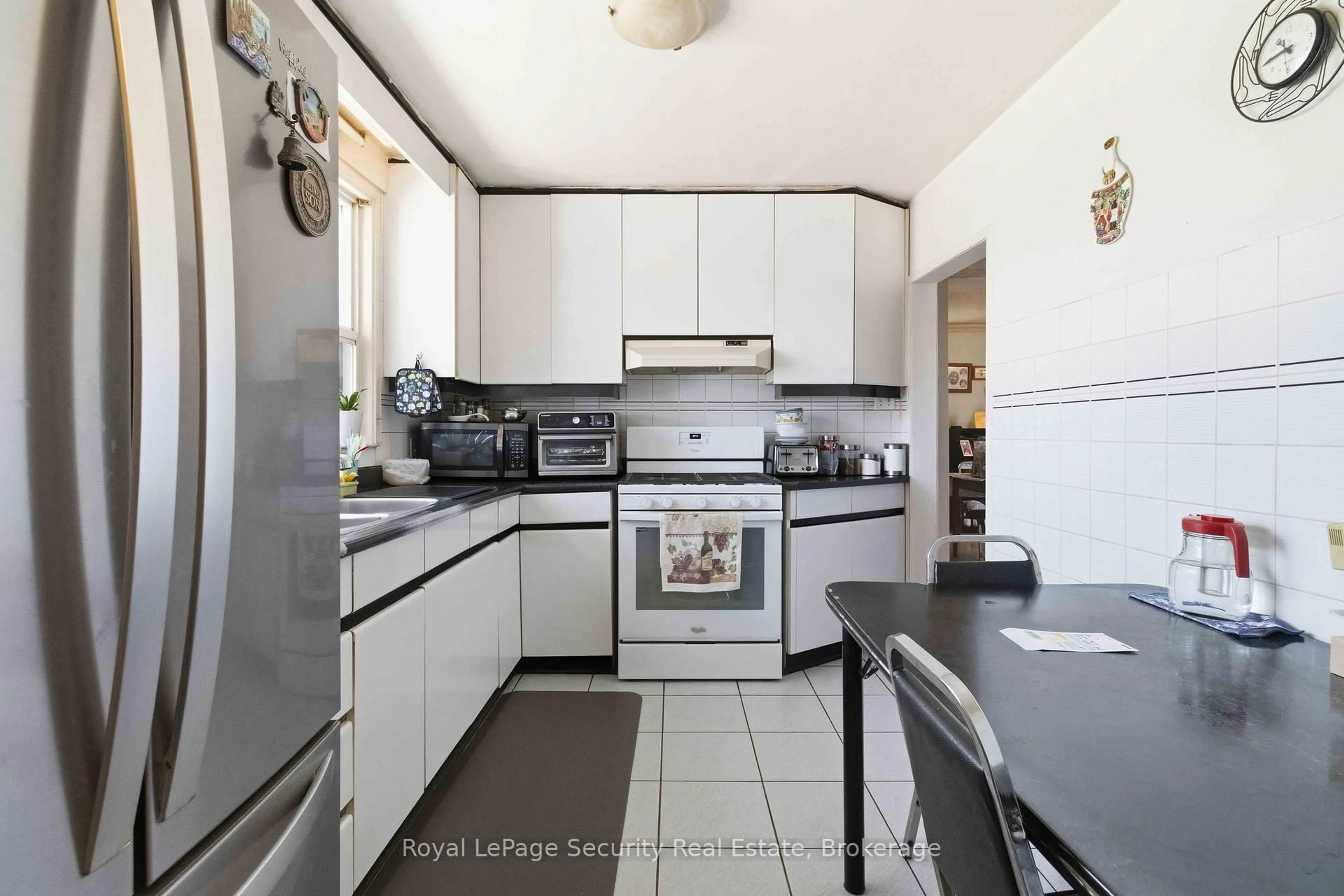 Standard kitchen, ceramic/tile floor for 73 Saint Andrews Blvd, Toronto Ontario M9R 1W4