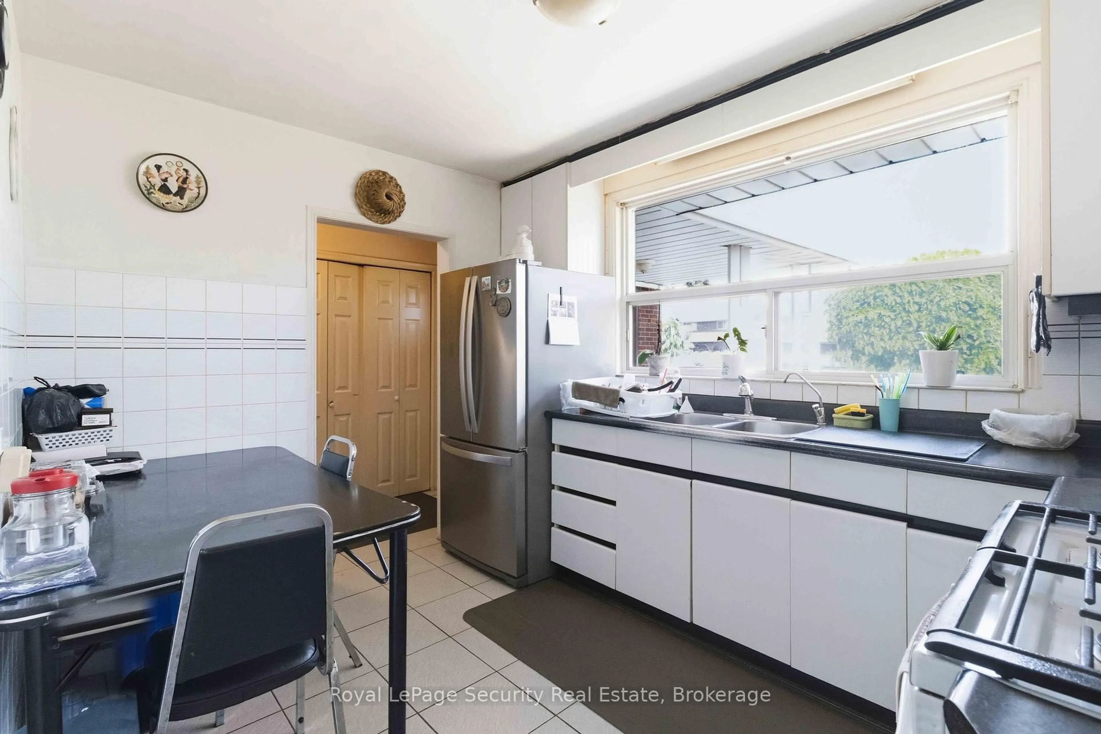 Standard kitchen, unknown for 73 Saint Andrews Blvd, Toronto Ontario M9R 1W4