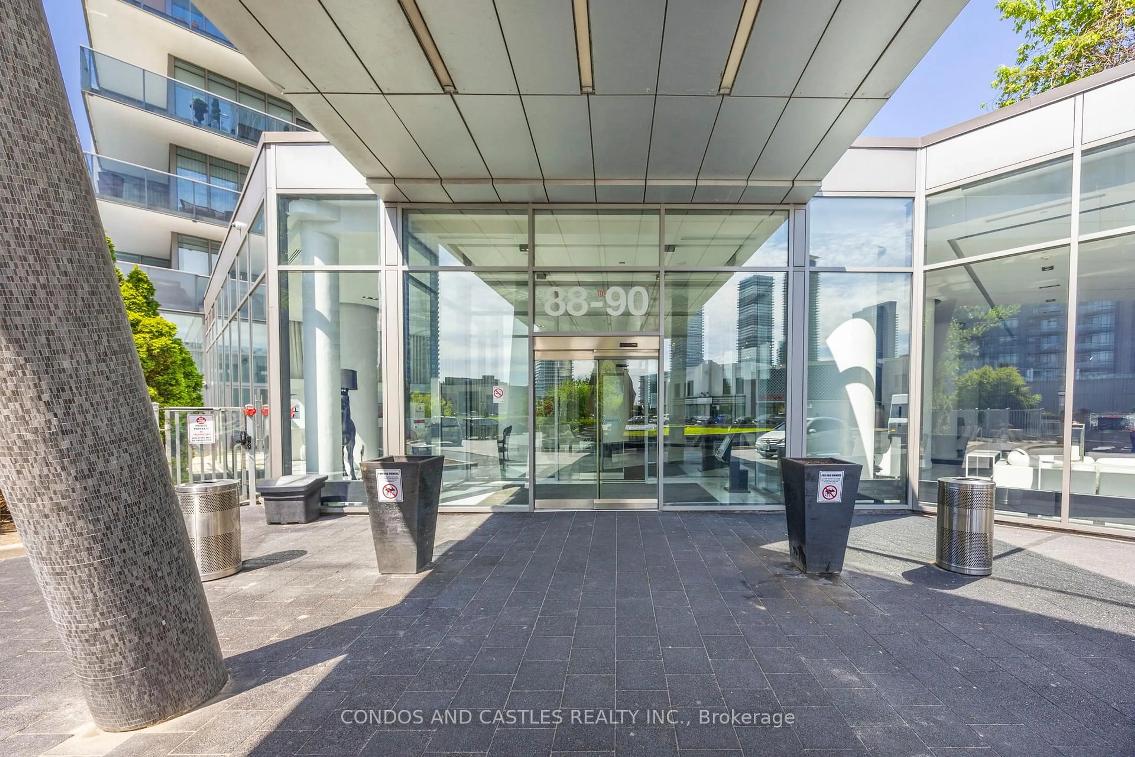 Indoor foyer for 88 Park Lawn Rd #2611, Toronto Ontario M8Y 0B6