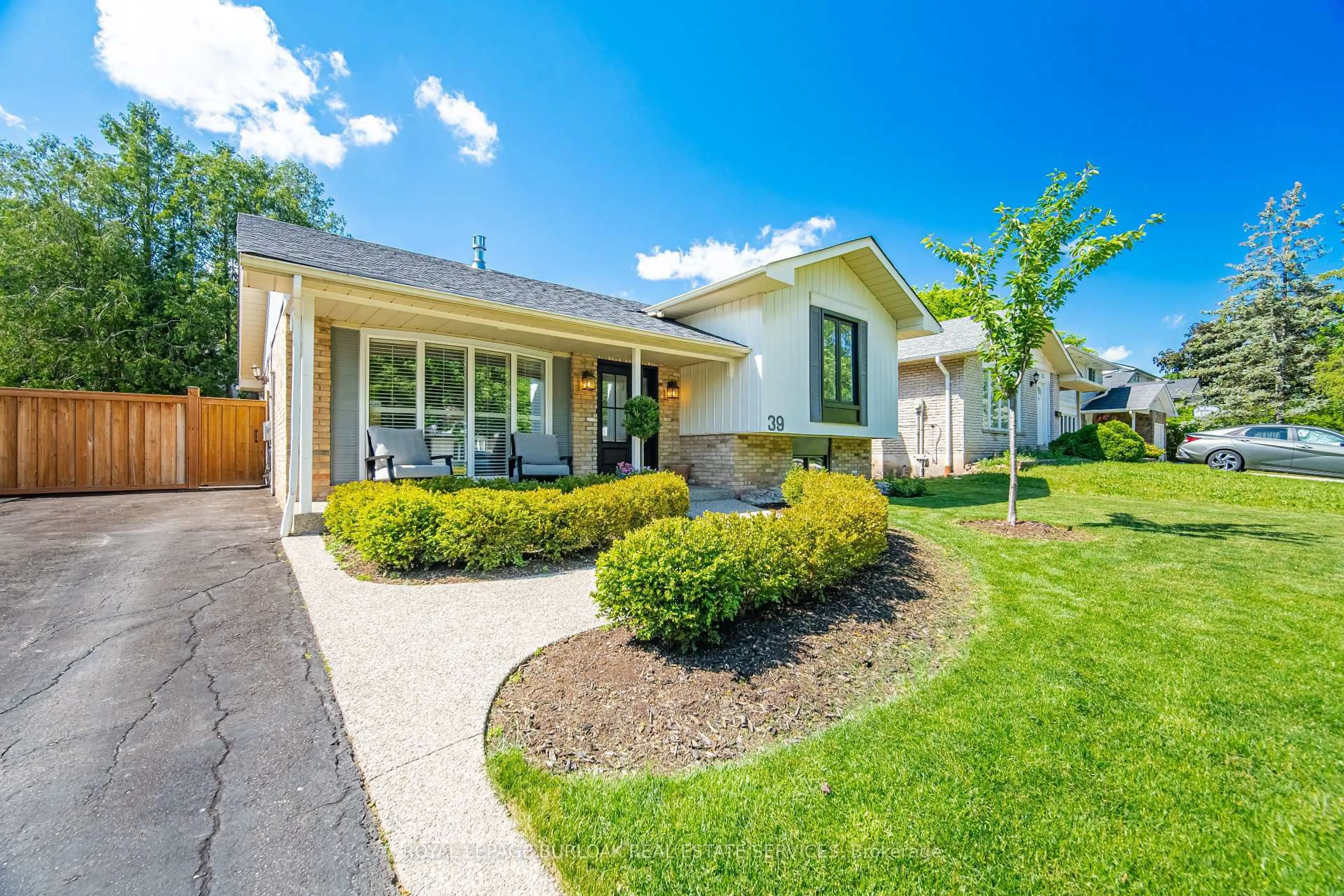 Home with vinyl exterior material, street for 39 Culham St, Oakville Ontario L6H 1G3