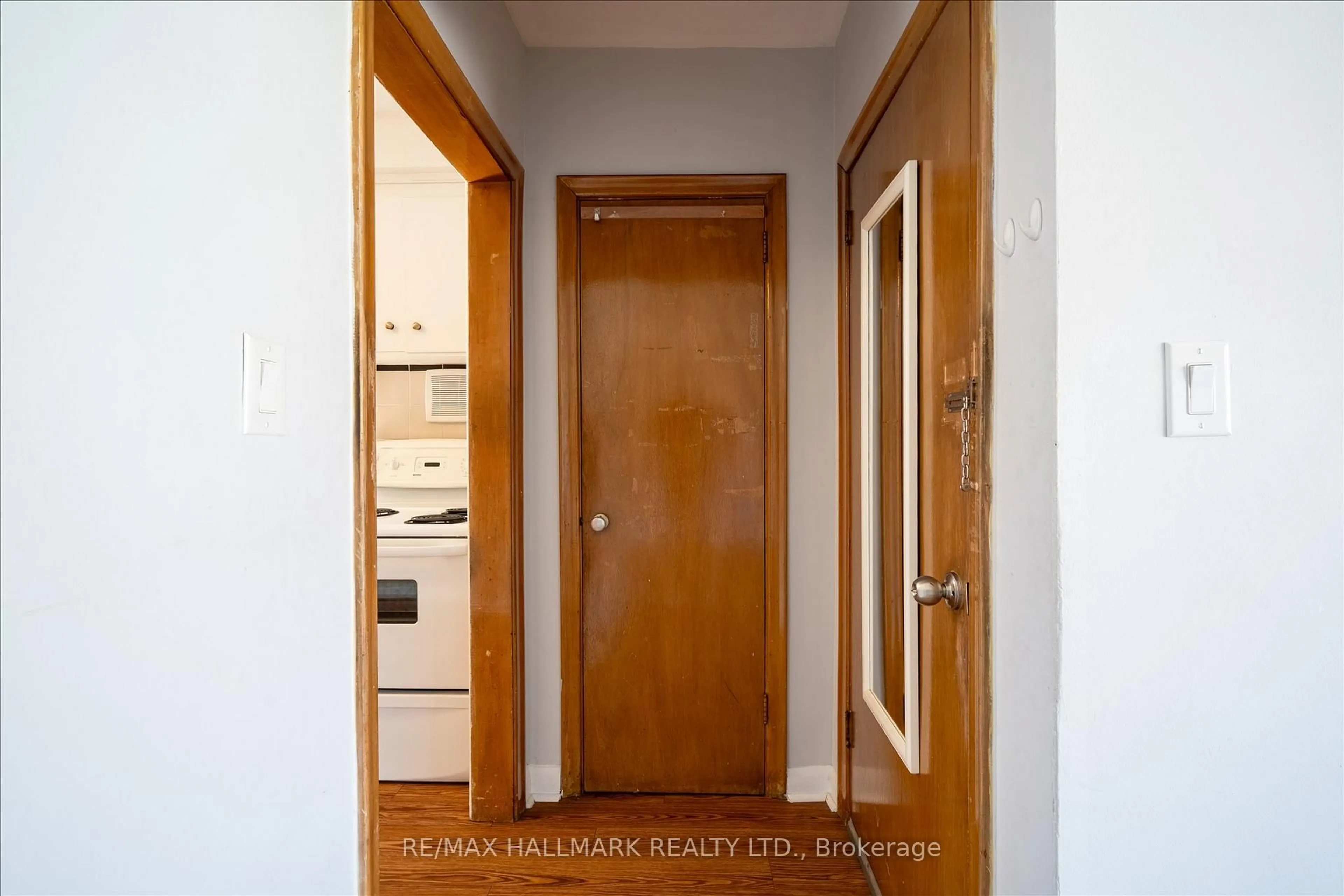 Indoor entryway for 11 Priscilla Ave, Toronto Ontario M6S 3W1