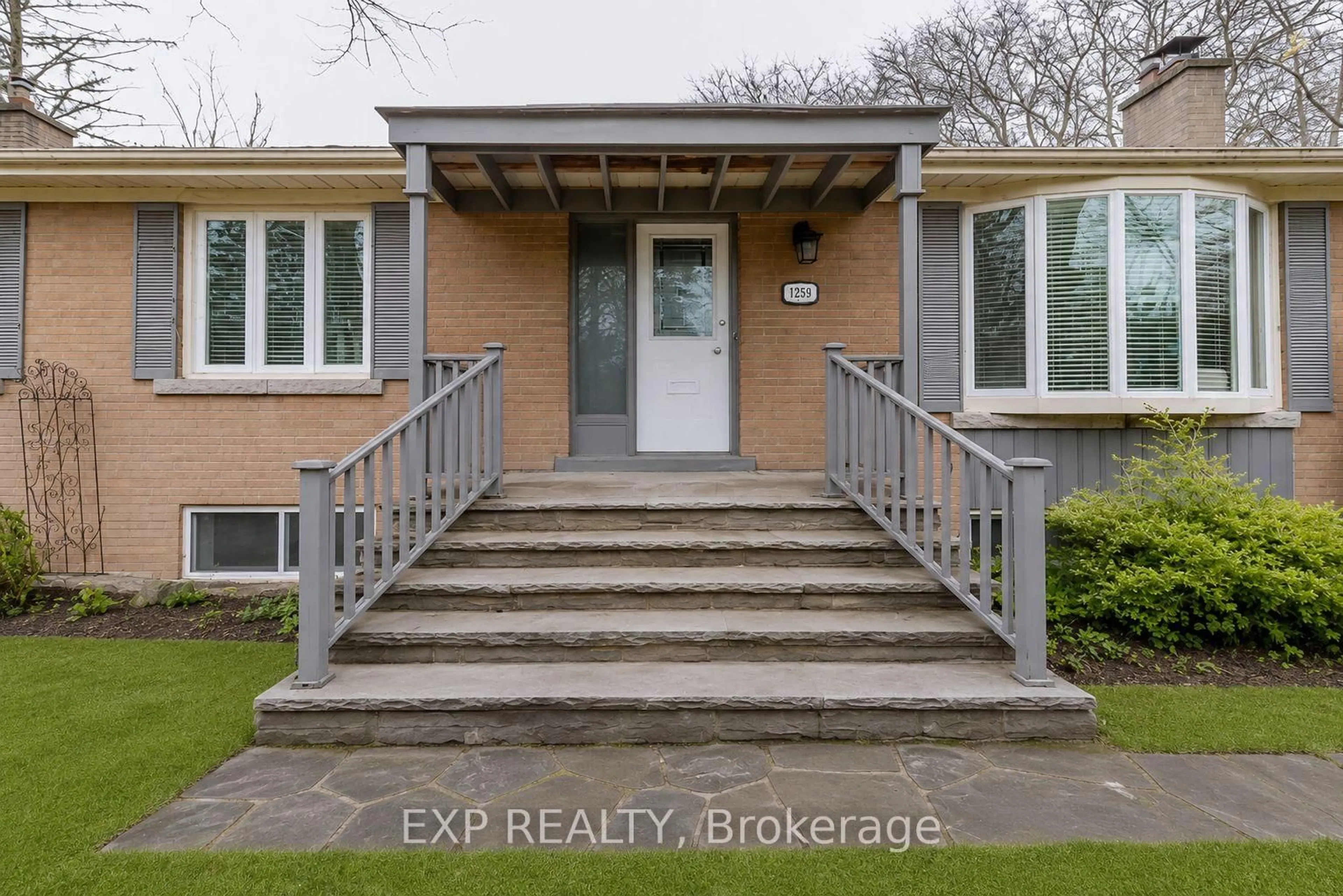 Indoor entryway for 1259 Twin Oaks Dell Dr, Mississauga Ontario L5H 3J7