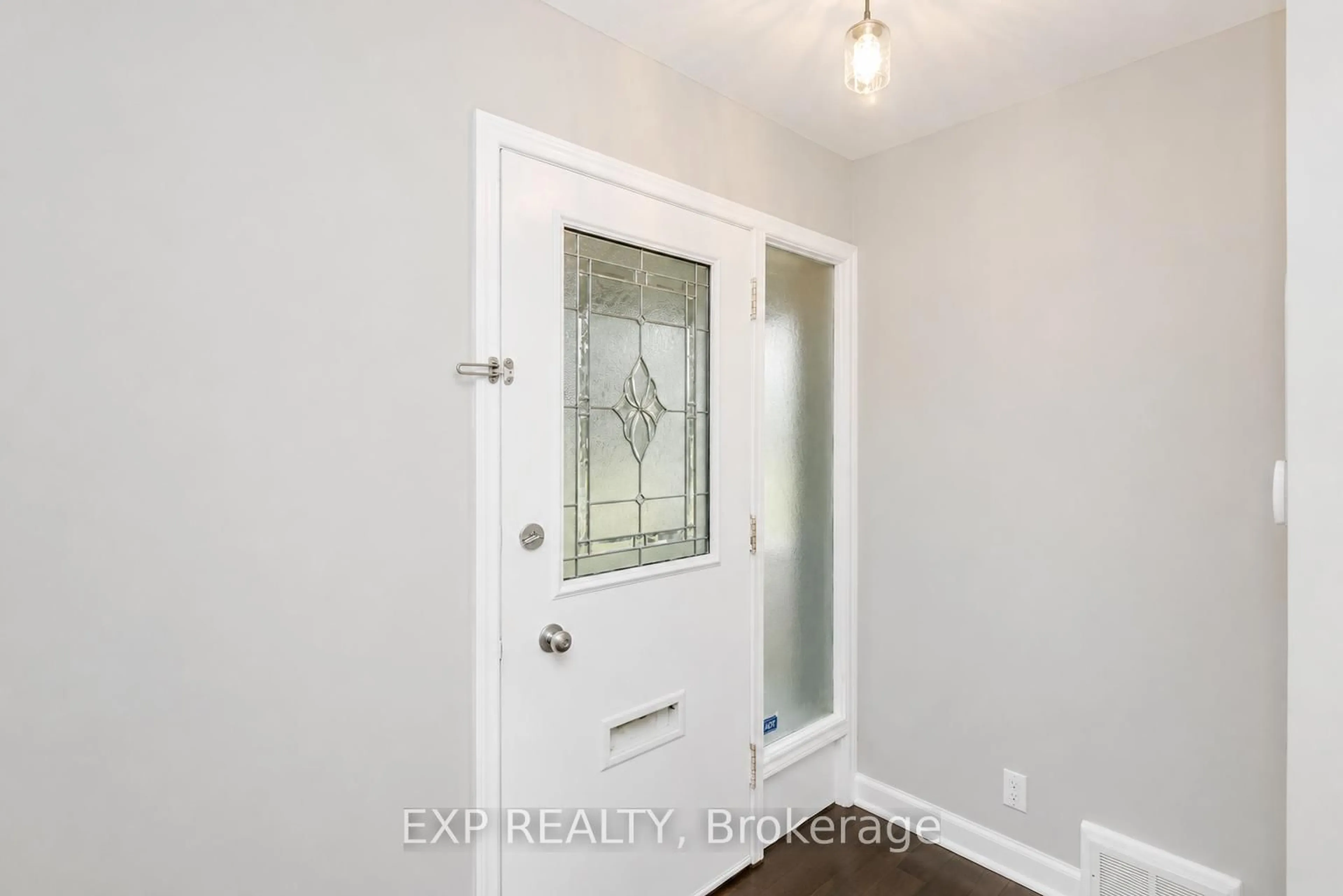 Indoor entryway for 1259 Twin Oaks Dell Dr, Mississauga Ontario L5H 3J7