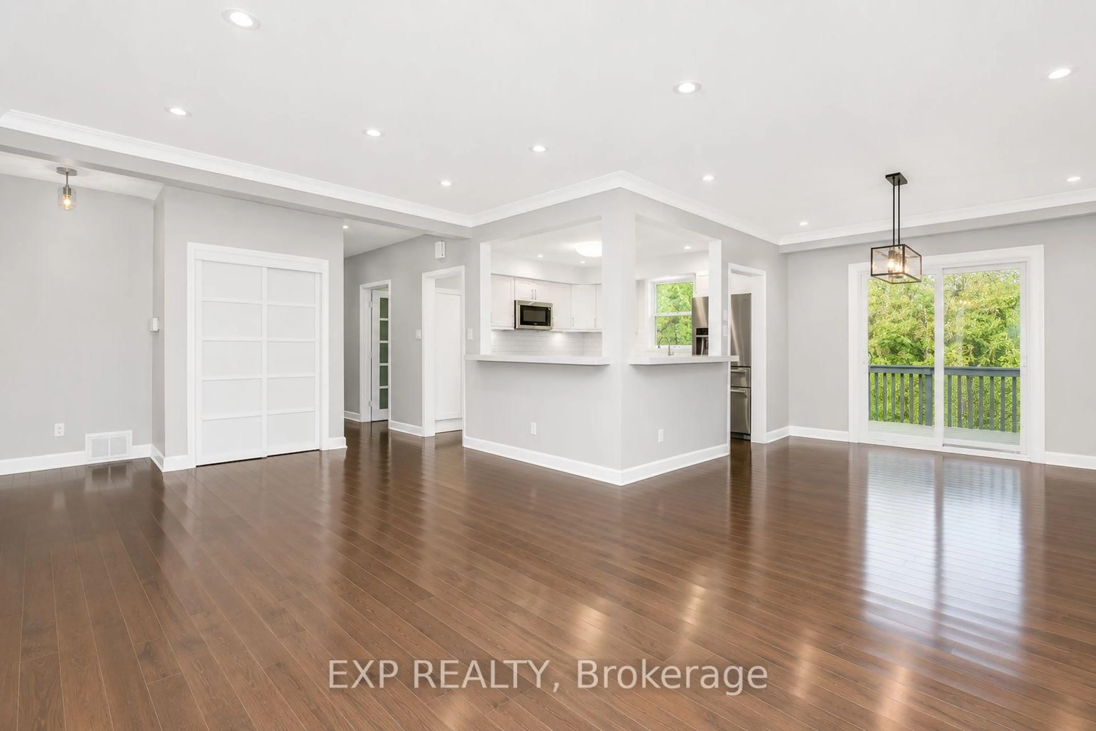 Indoor entryway for 1259 Twin Oaks Dell Dr, Mississauga Ontario L5H 3J7