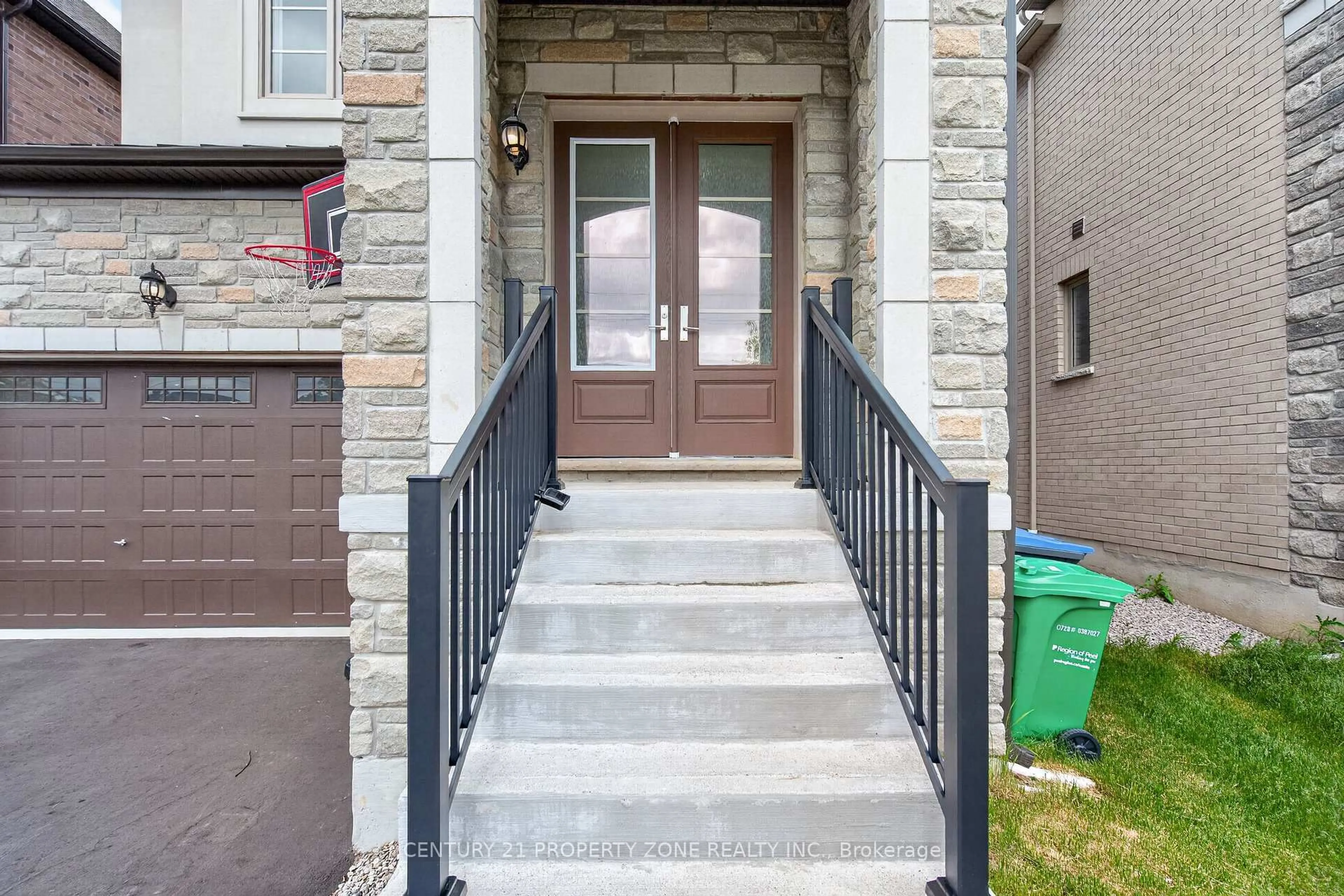 Indoor entryway for 105 Walker Rd, Caledon Ontario L7C 4M9