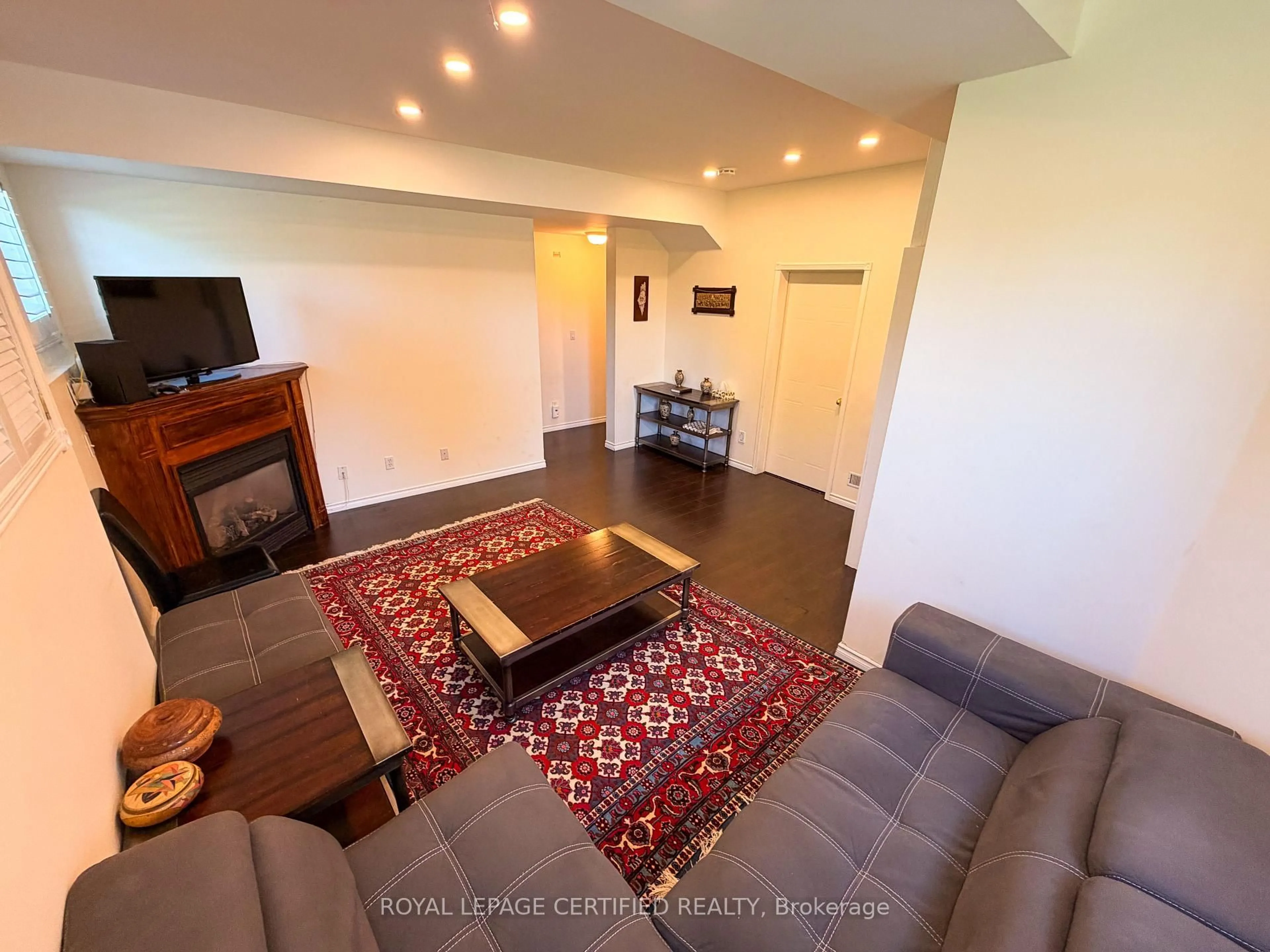 Living room with furniture, unknown for 7349 Zinnia Pl, Mississauga Ontario L5W 1K6