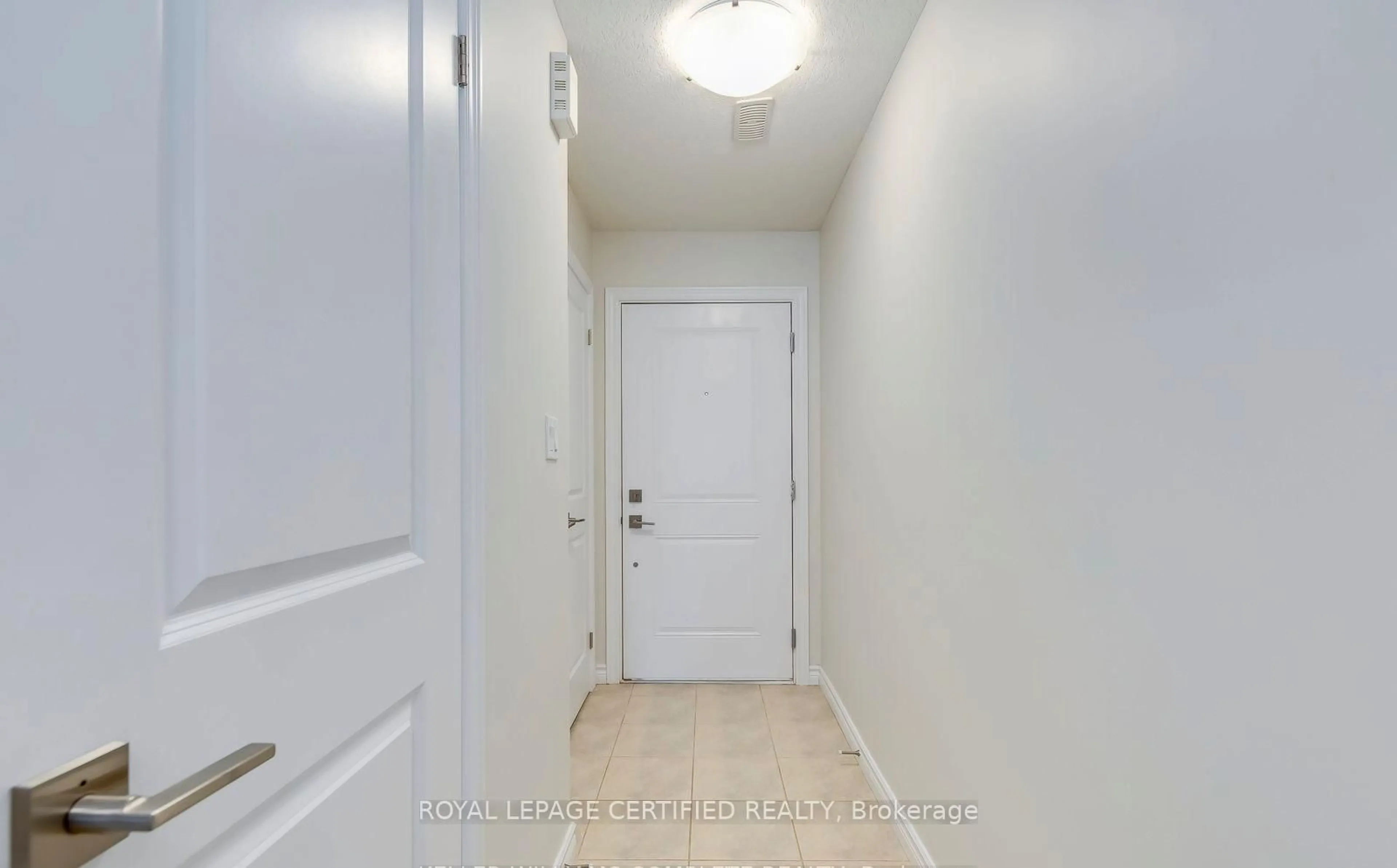 Indoor entryway for 445 Ontario St #76, Milton Ontario L9T 9K4