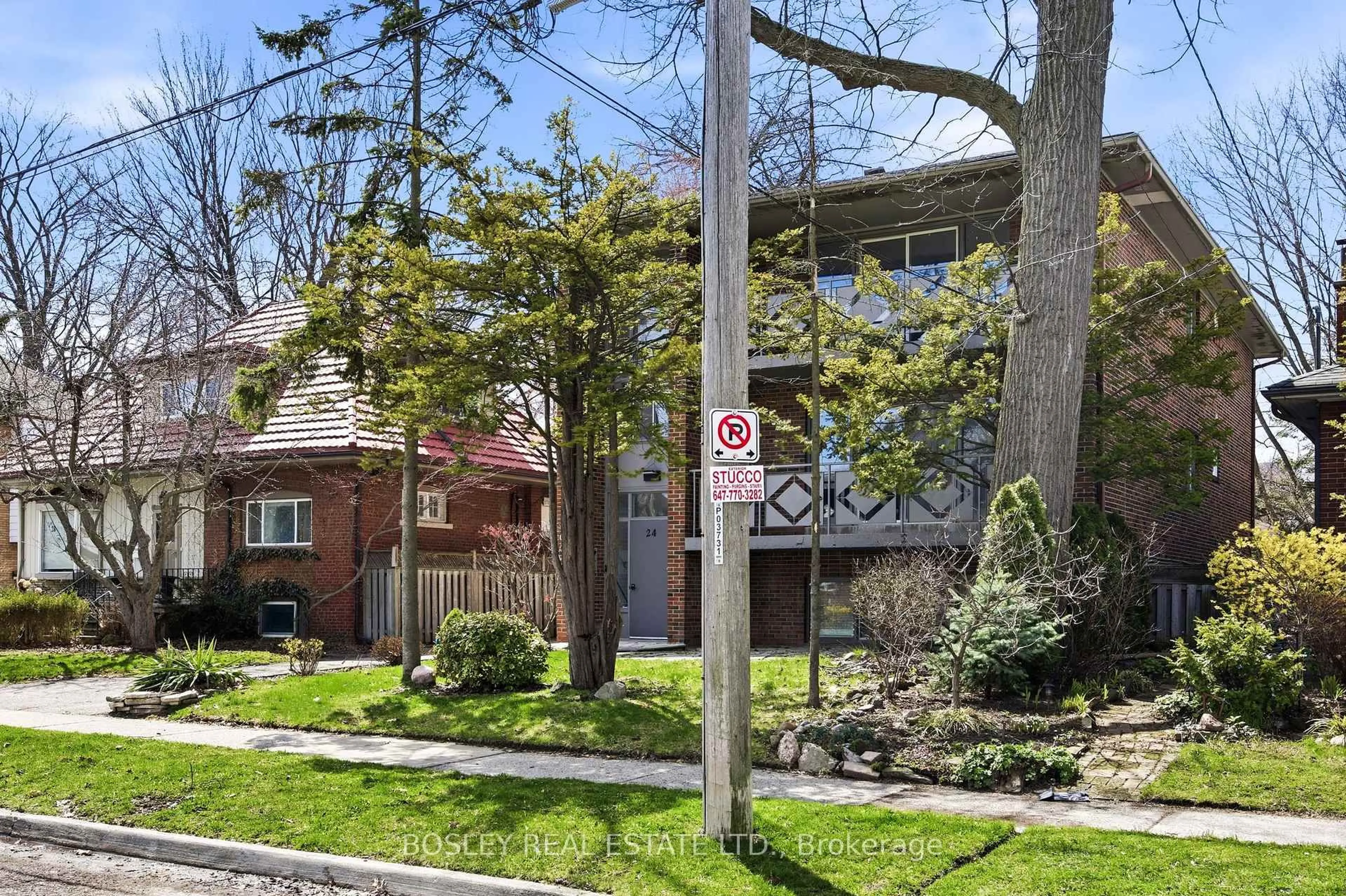 Patio, street for 24 Oakwood Ave, Mississauga Ontario L5G 3L7