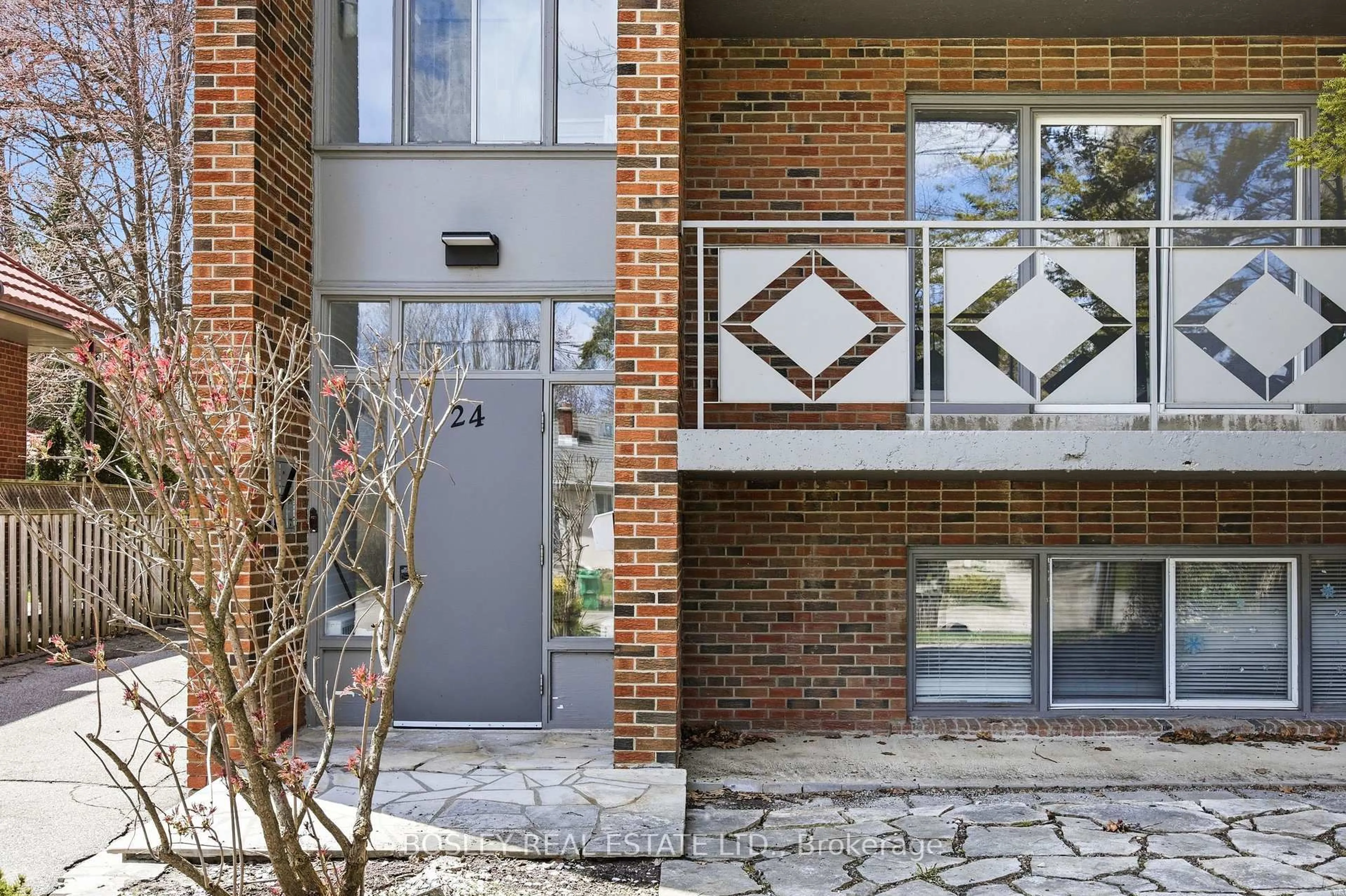 Home with brick exterior material, street for 24 Oakwood Ave, Mississauga Ontario L5G 3L7