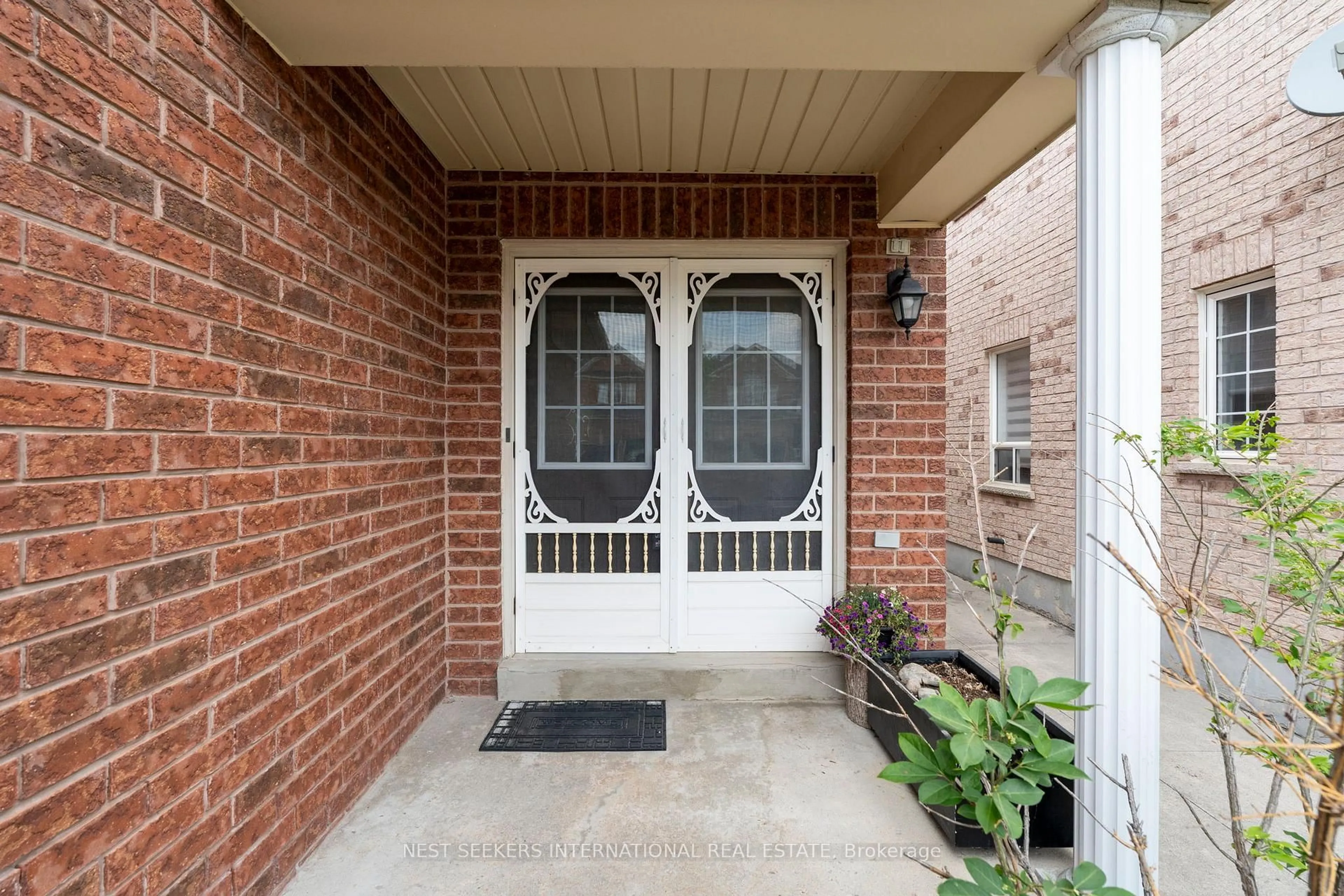 Indoor entryway for 219 Cedargrove Rd, Caledon Ontario L7E 2Z4