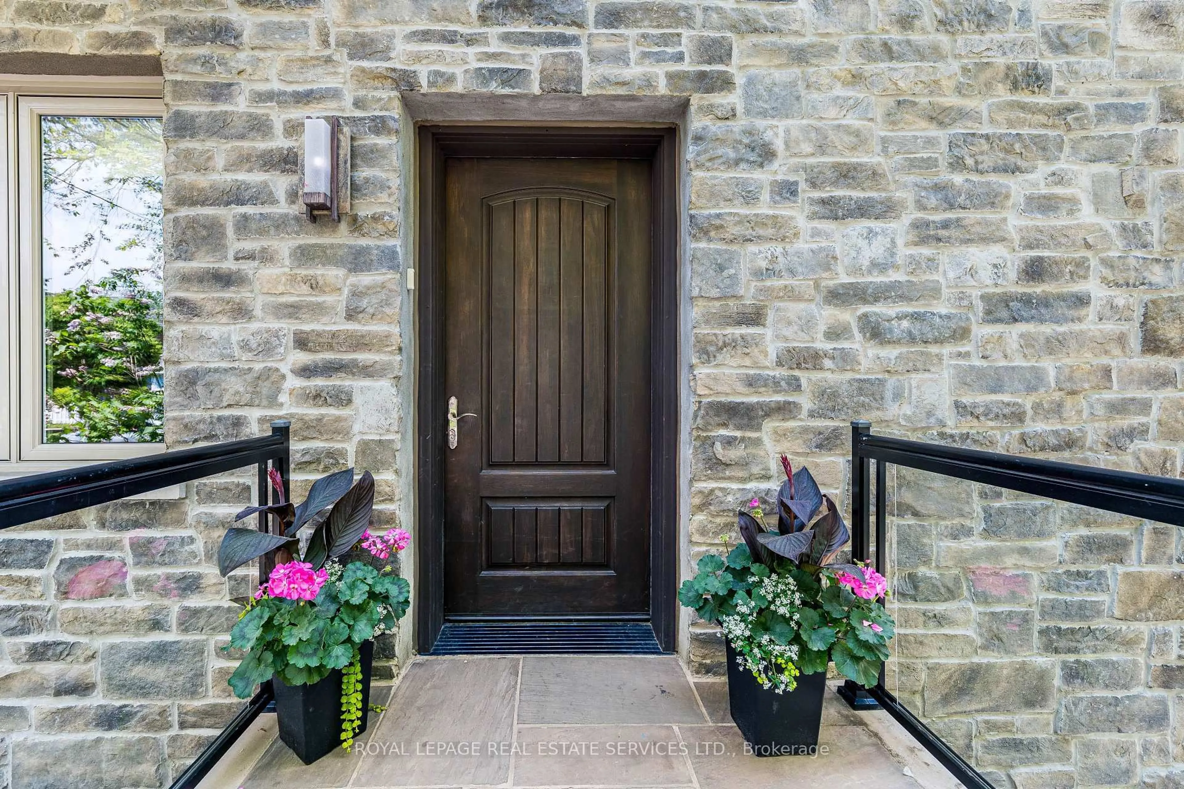 Indoor entryway for 31 James St, Toronto Ontario M8W 1L1