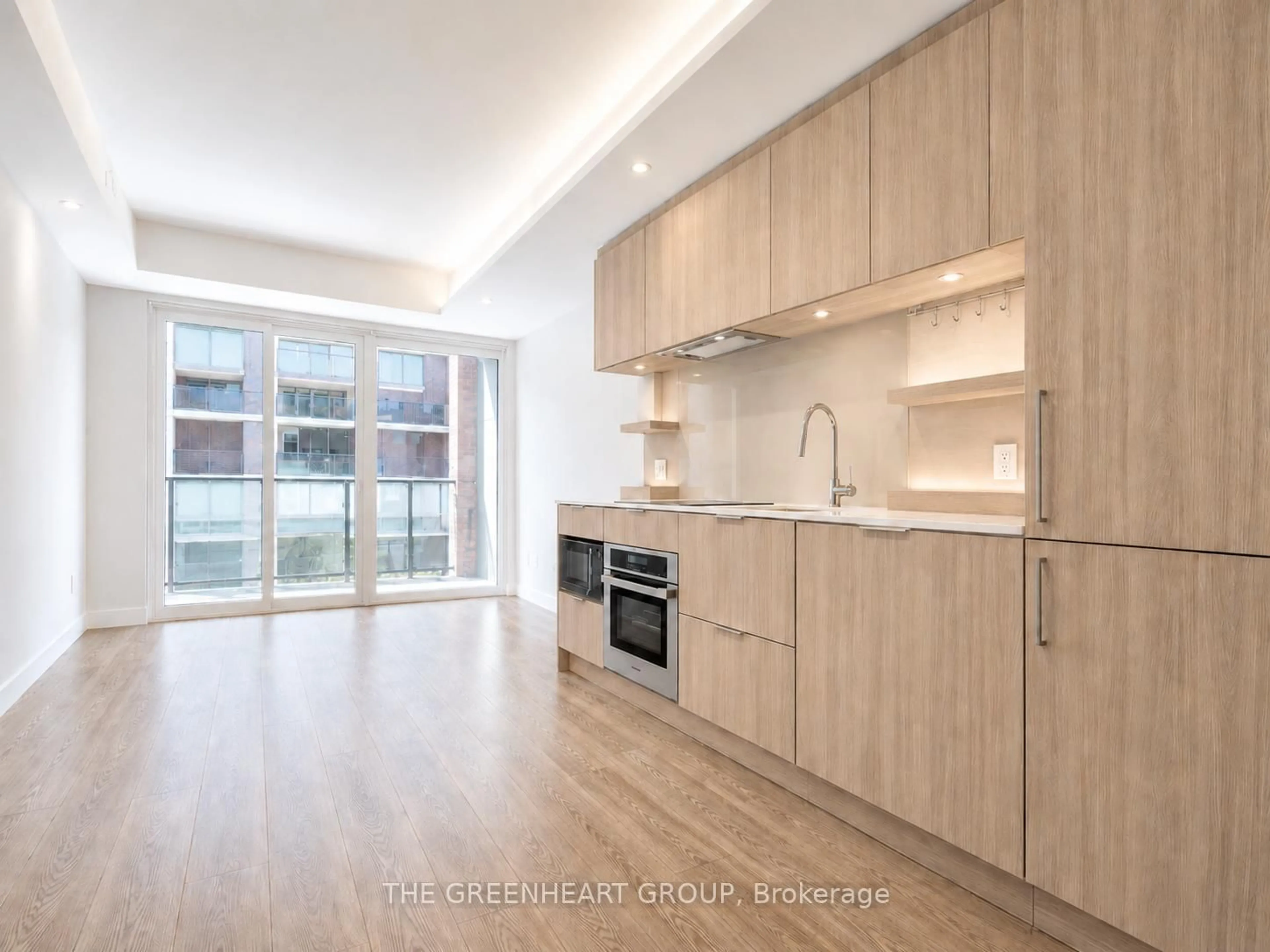 Open concept kitchen, wood/laminate floor for 28 Ann St #511, Mississauga Ontario L5G 3G1