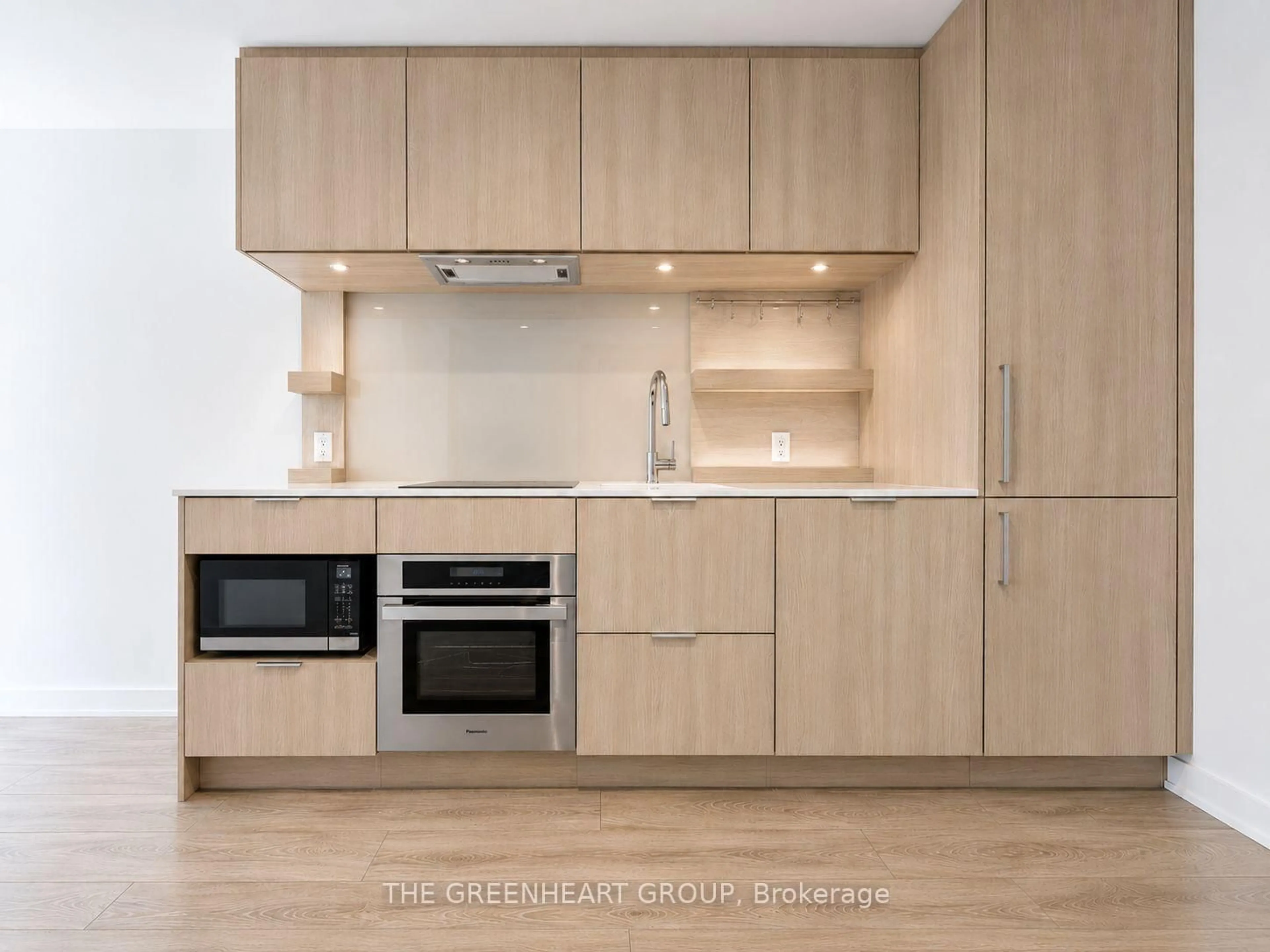 Standard kitchen, wood/laminate floor for 28 Ann St #511, Mississauga Ontario L5G 3G1