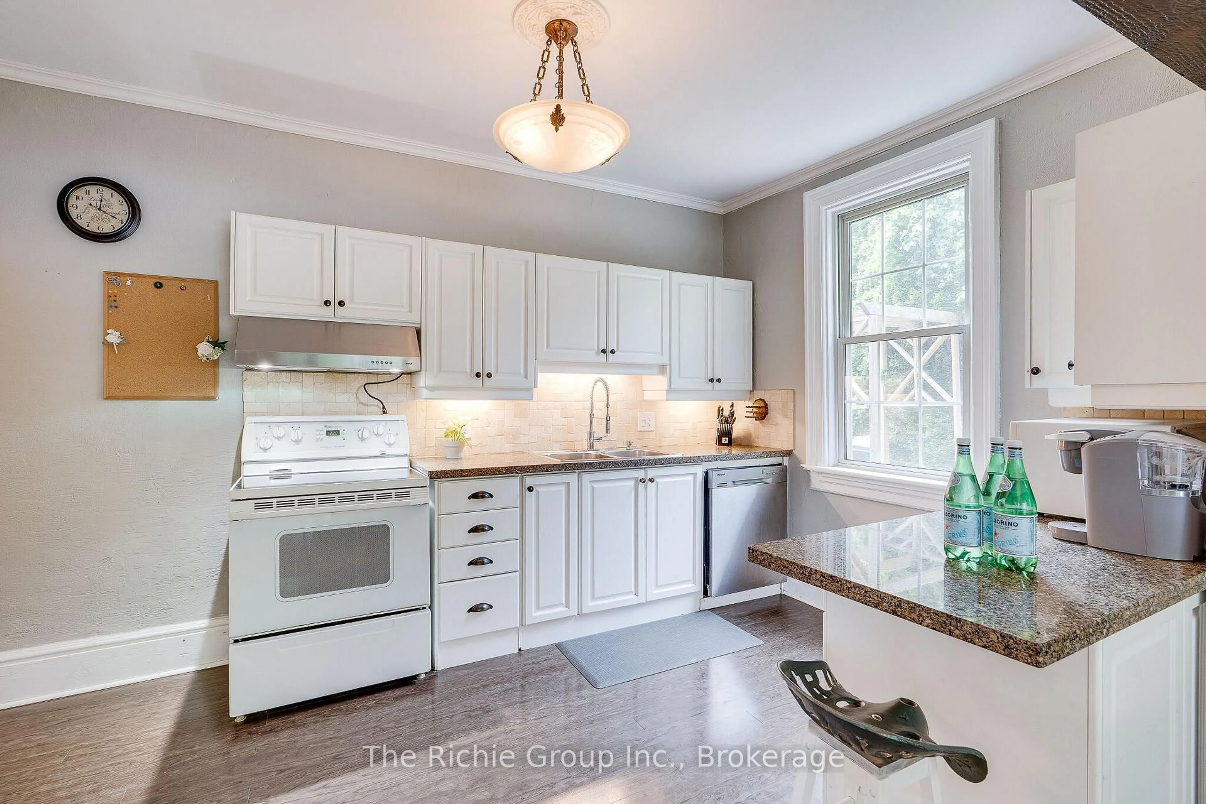 Open concept kitchen, ceramic/tile floor for 108 Hemlock St, Caledon Ontario L7E 3H1