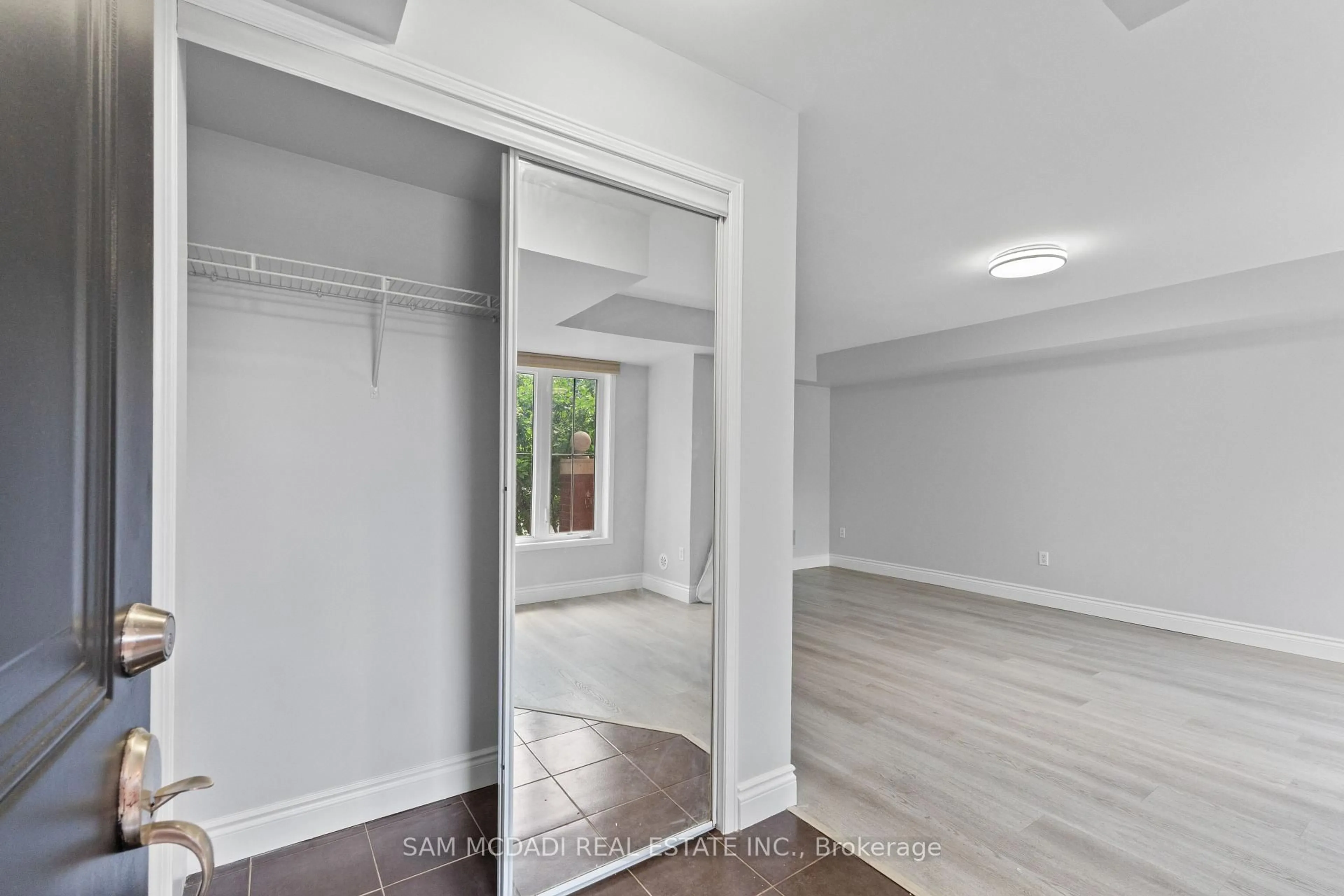 Indoor entryway for 39 Hays Blvd #3, Oakville Ontario L6H 0J1