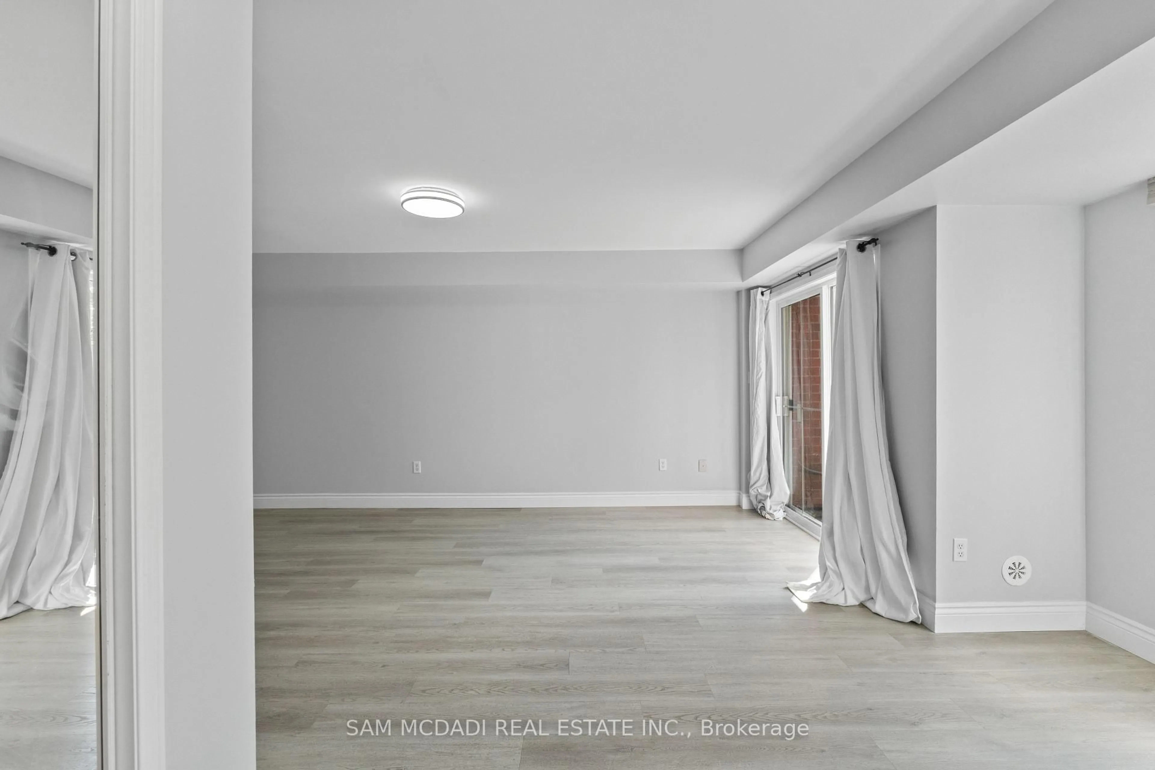 A pic of a room for 39 Hays Blvd #3, Oakville Ontario L6H 0J1