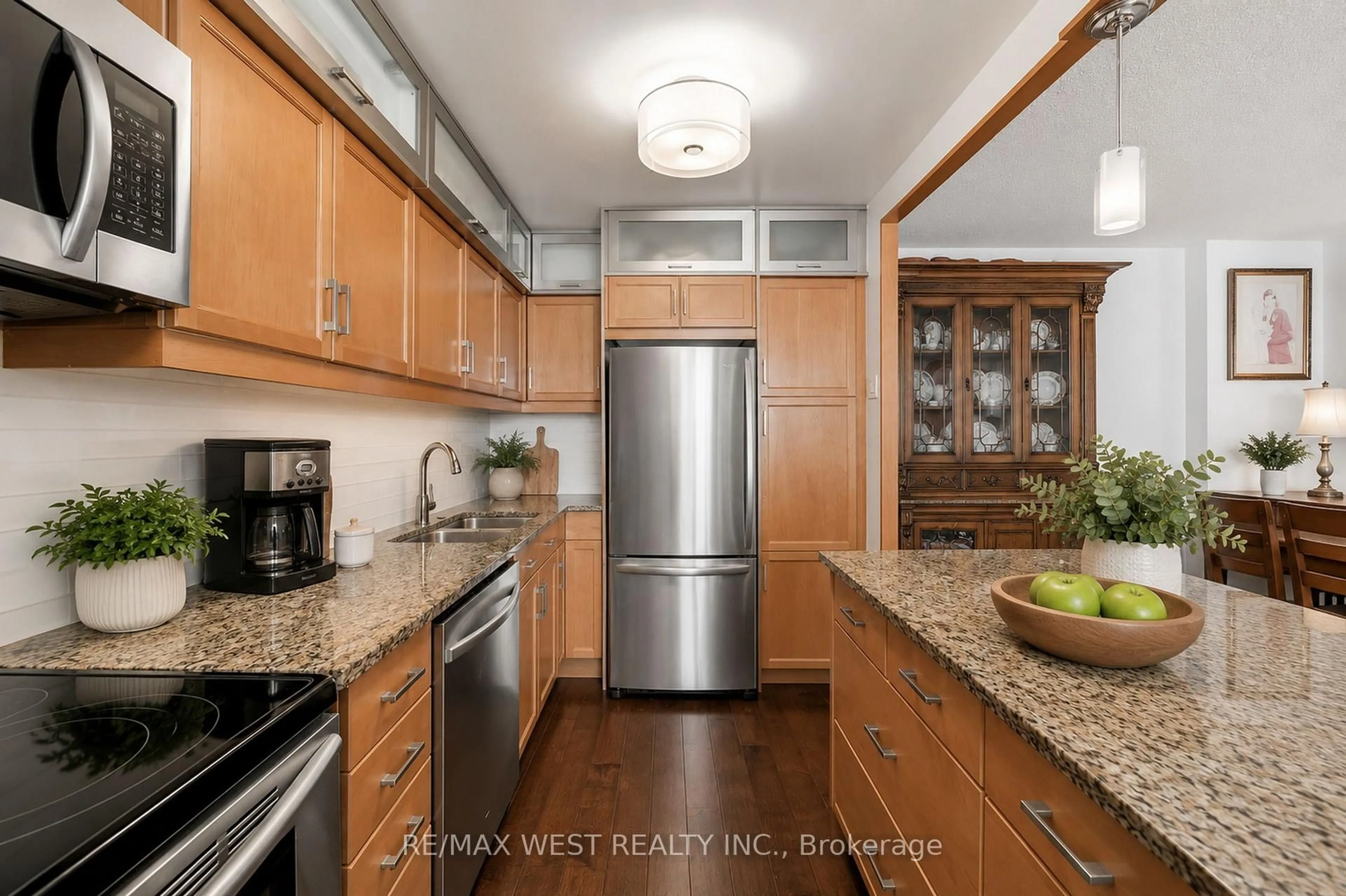 Standard kitchen, unknown for 100 Quebec Ave #1509, Toronto Ontario M6P 4B8