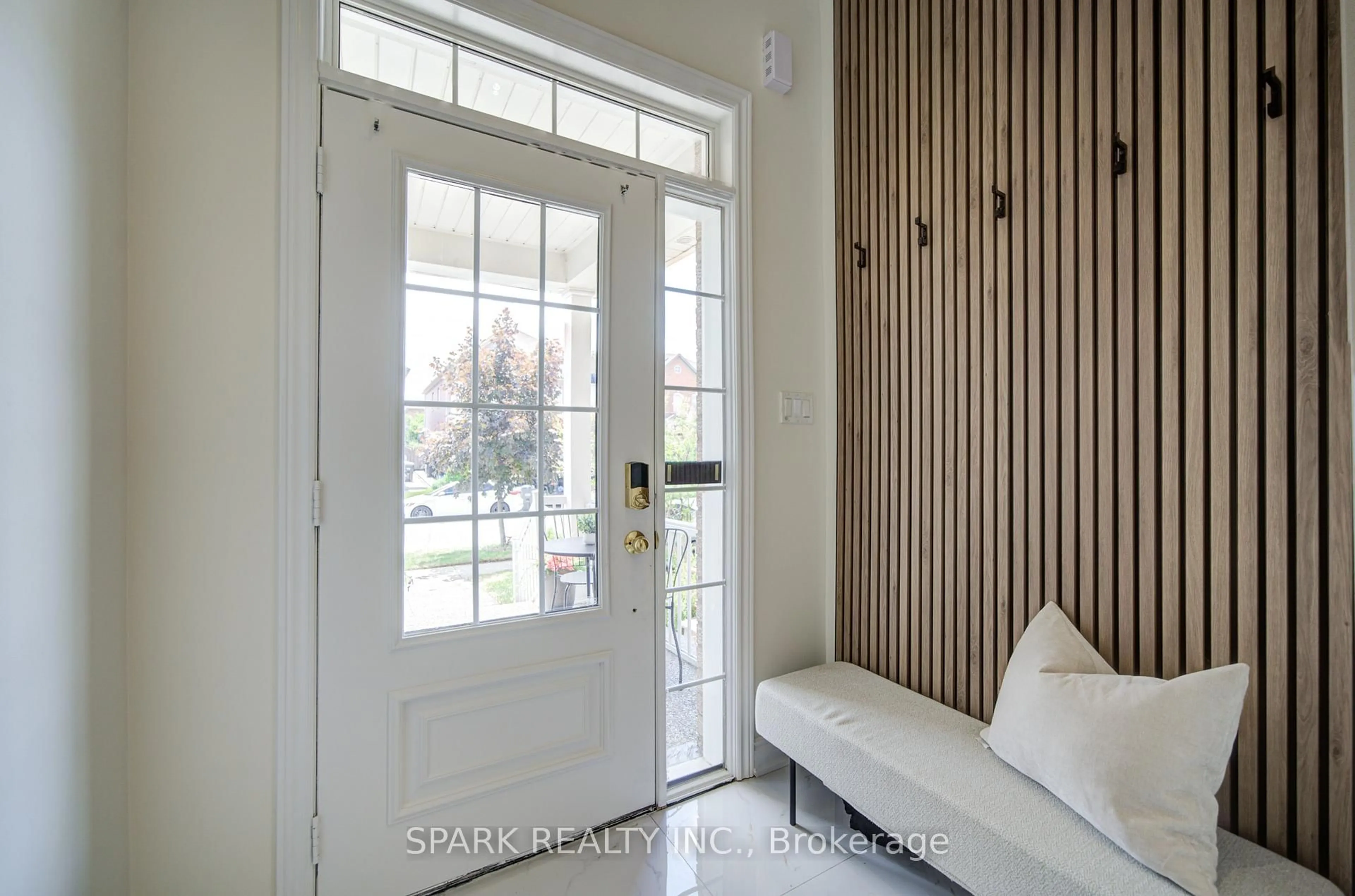 Indoor entryway for 3057 Doyle St, Mississauga Ontario L5M 0N3