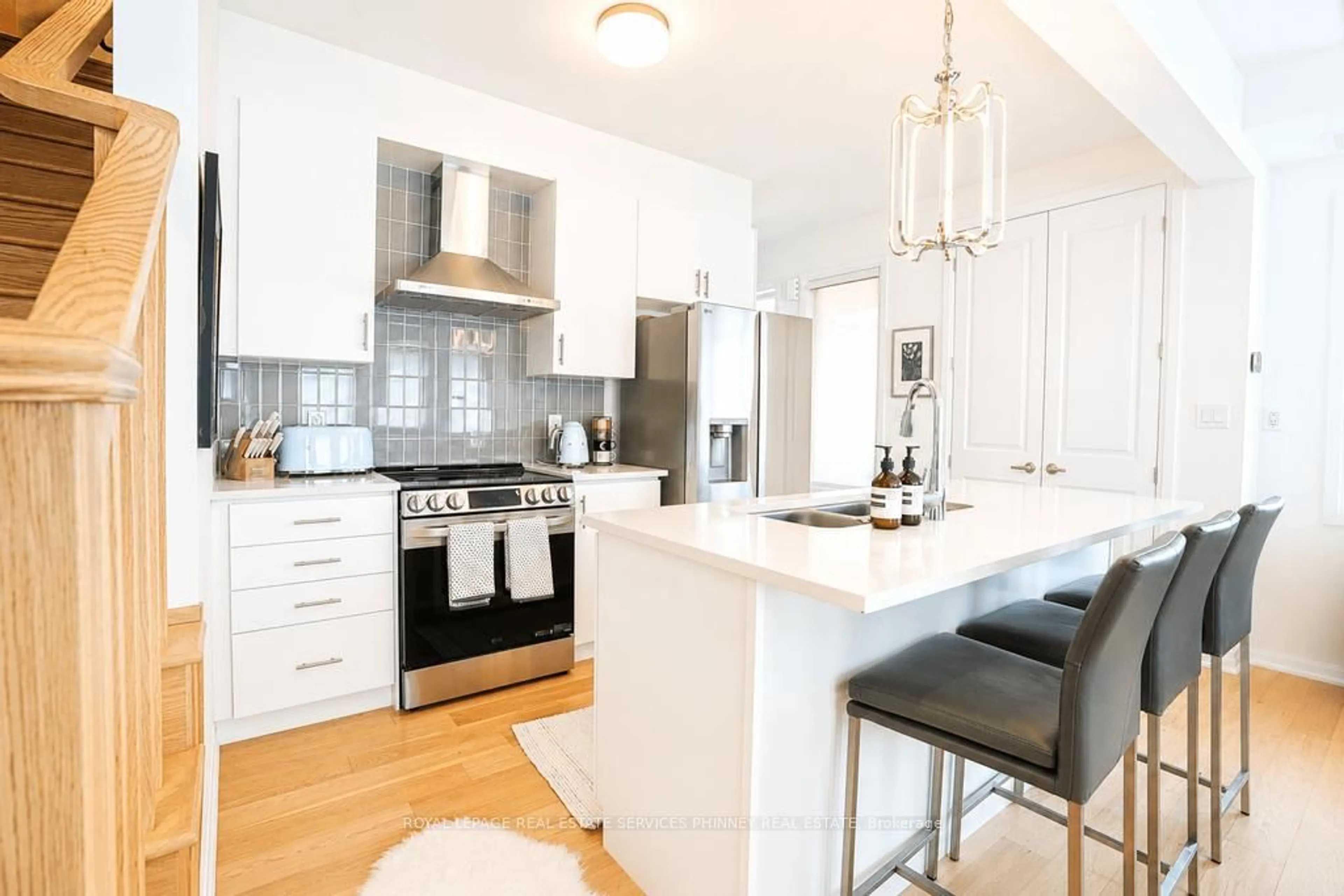 Open concept kitchen, unknown for 9 Crown Gate, Oakville Ontario L6M 0W8