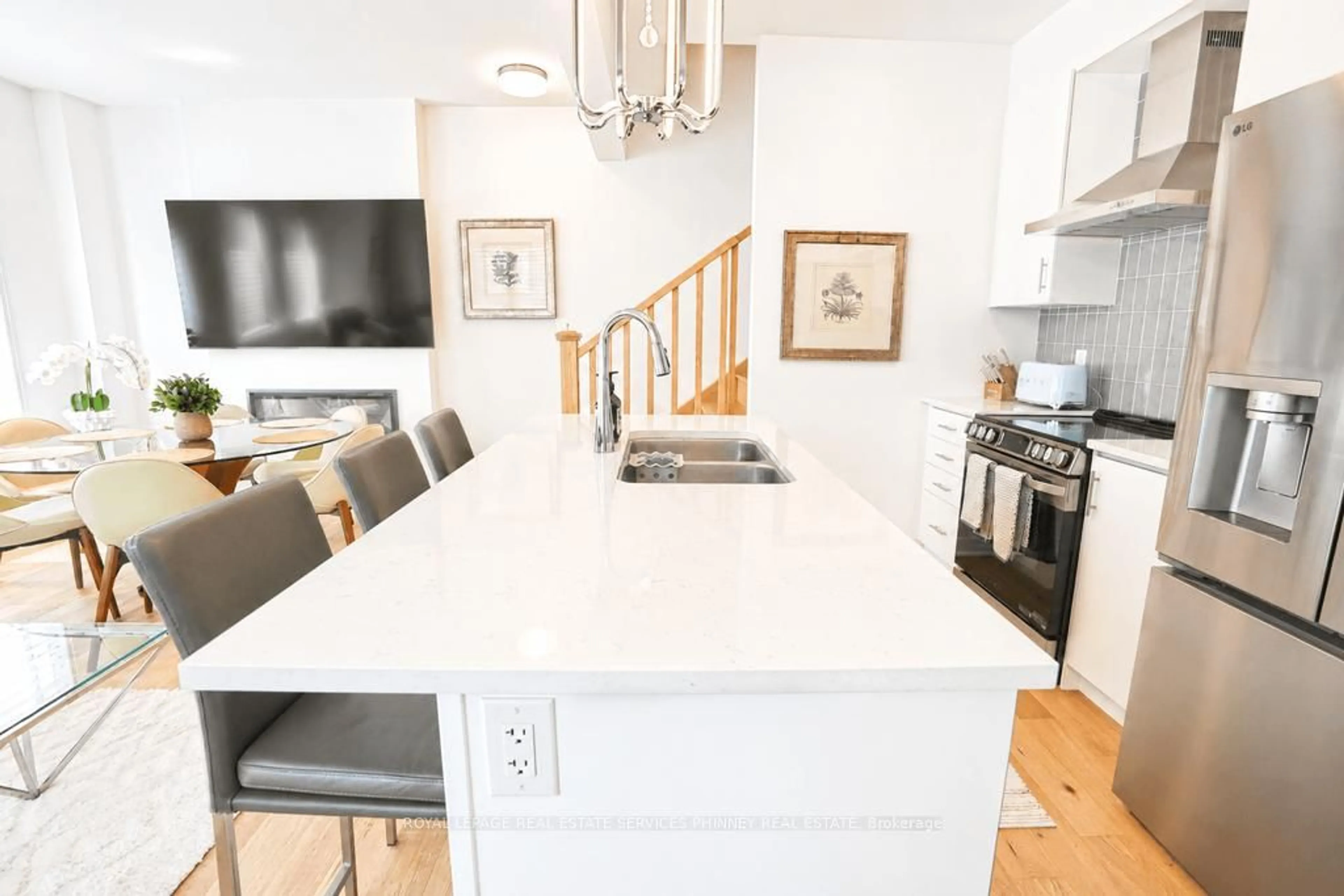 Contemporary kitchen, unknown for 9 Crown Gate, Oakville Ontario L6M 0W8