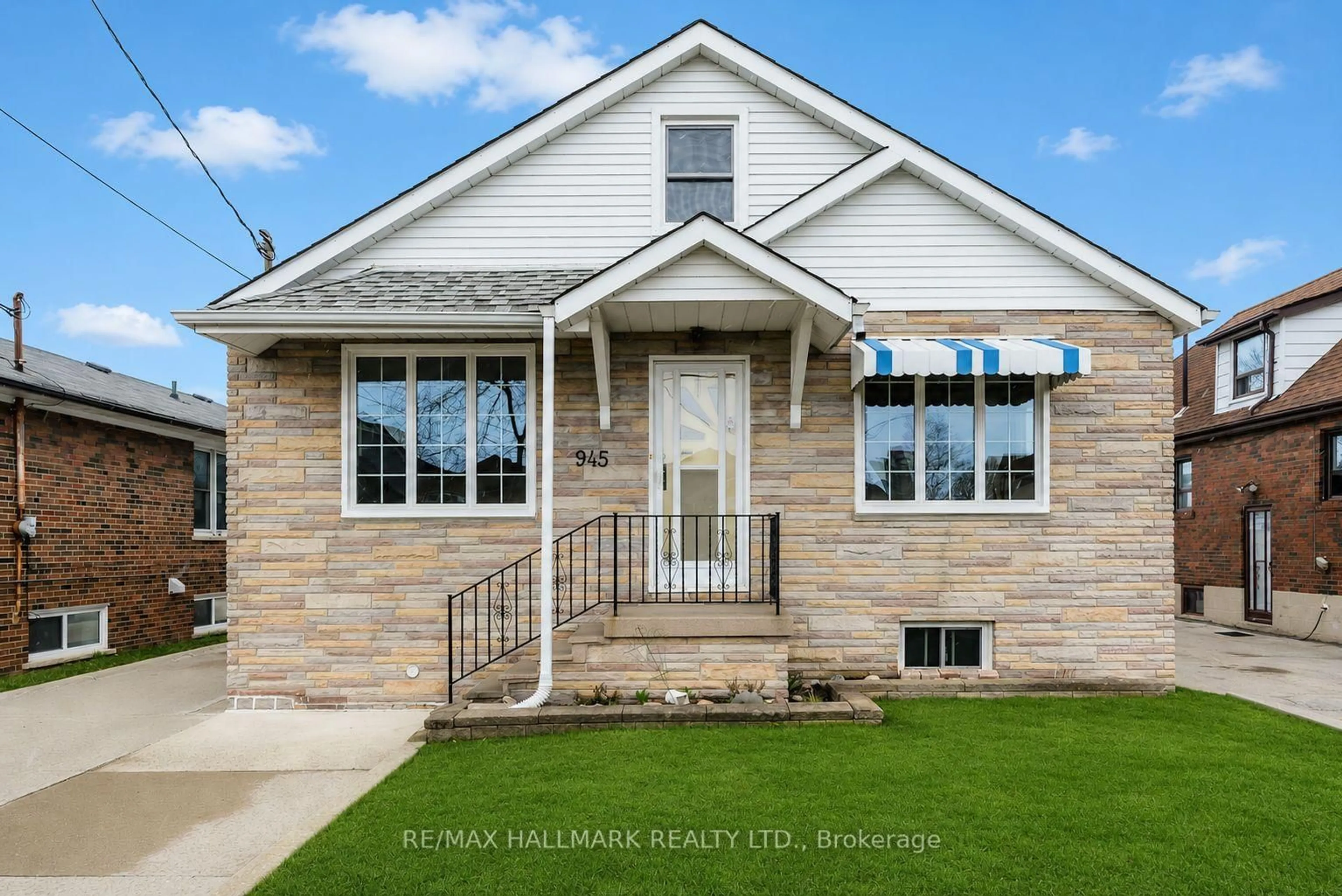 Home with vinyl exterior material, unknown for 945 Glencairn Ave, Toronto Ontario M6B 2A6