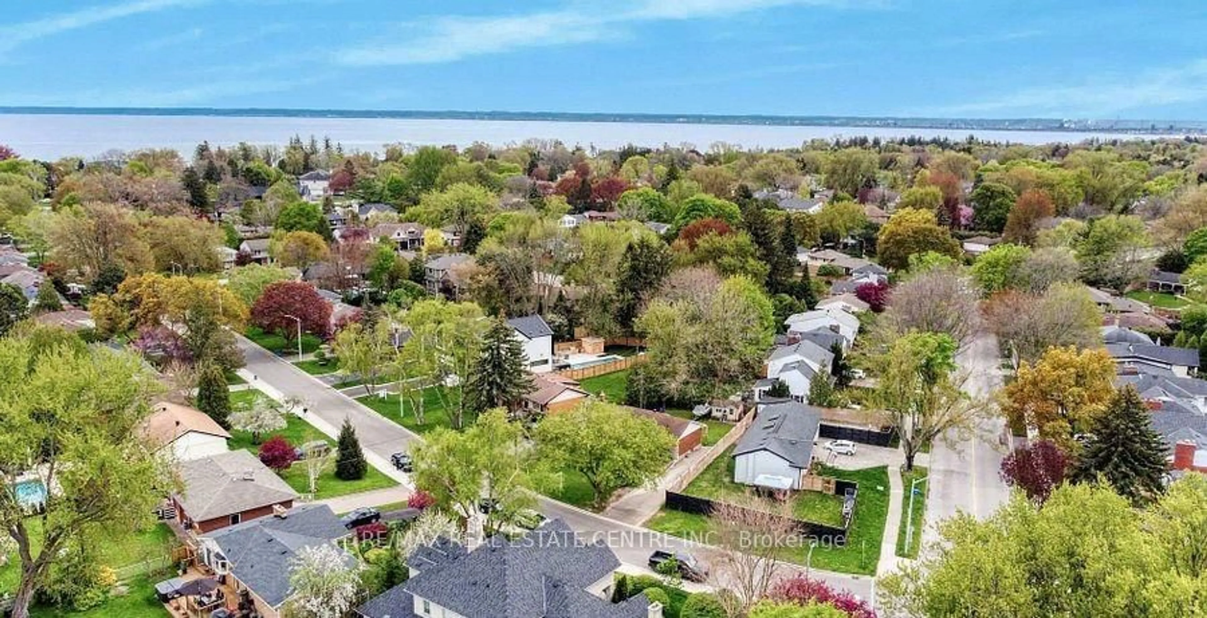 A pic from outside/outdoor area/front of a property/back of a property/a pic from drone, water/lake/river/ocean view for 314 Strathcona Dr, Burlington Ontario L7L 2E1