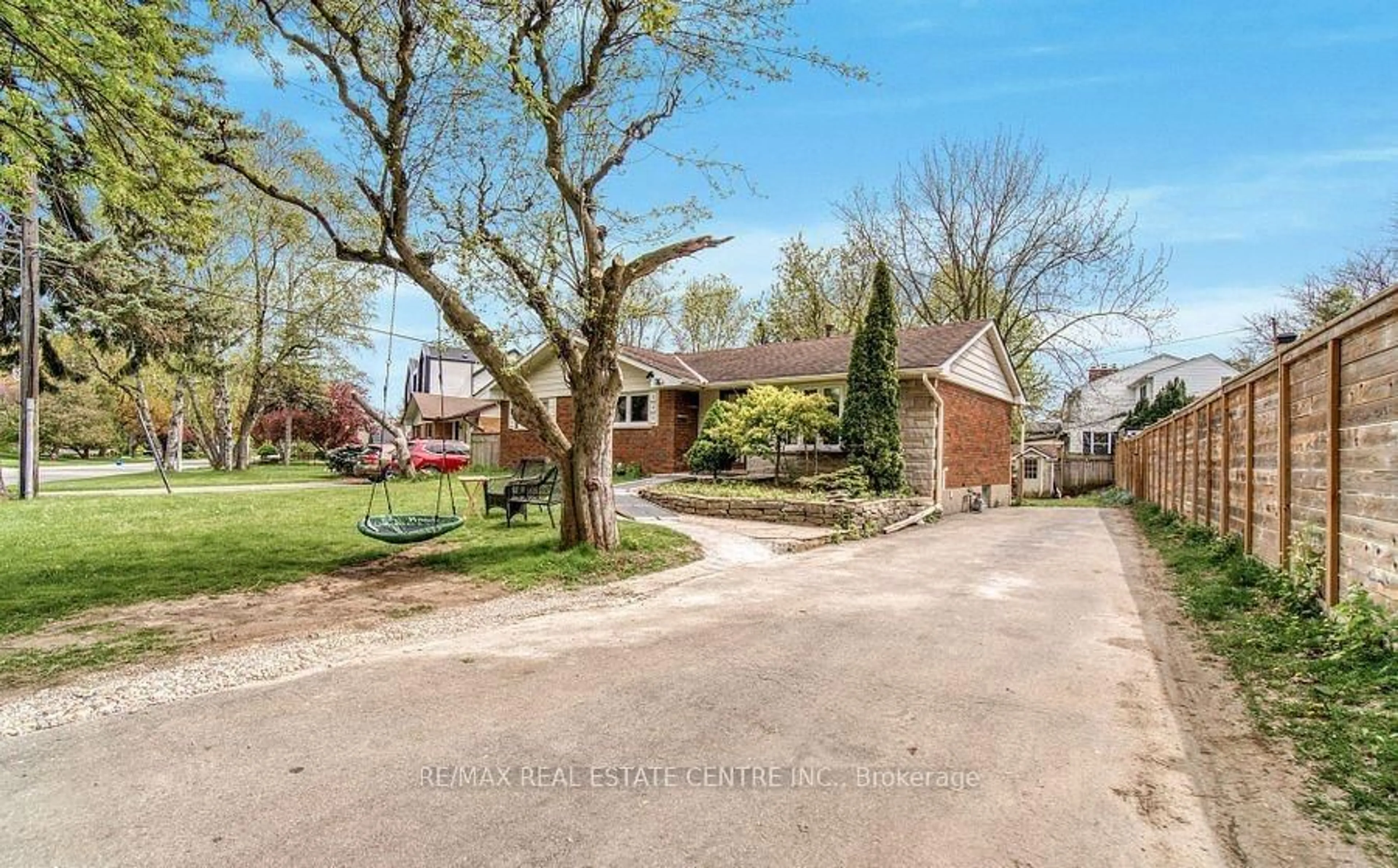A pic from outside/outdoor area/front of a property/back of a property/a pic from drone, street for 314 Strathcona Dr, Burlington Ontario L7L 2E1