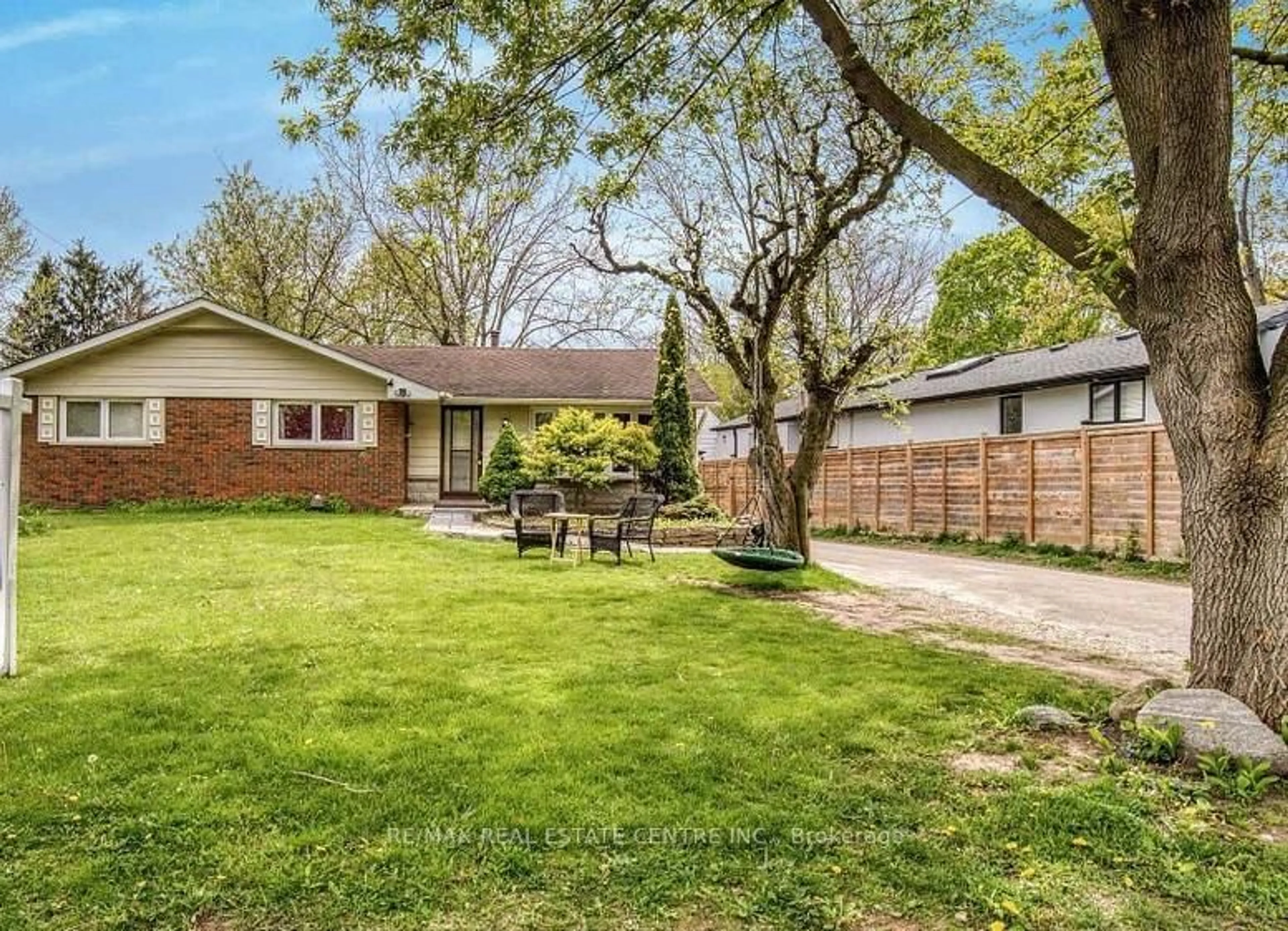Patio, street for 314 Strathcona Dr, Burlington Ontario L7L 2E1