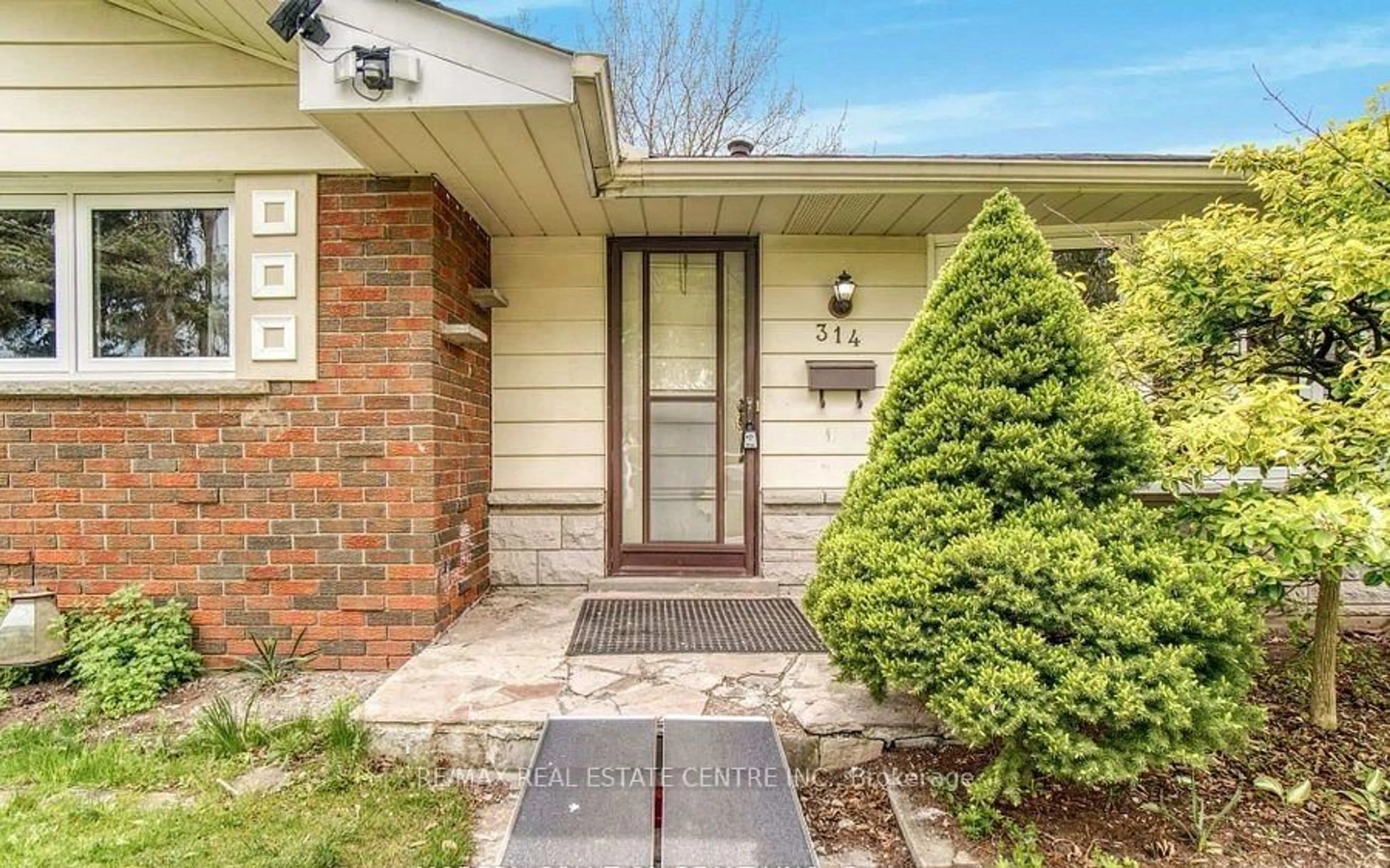 Home with brick exterior material, street for 314 Strathcona Dr, Burlington Ontario L7L 2E1
