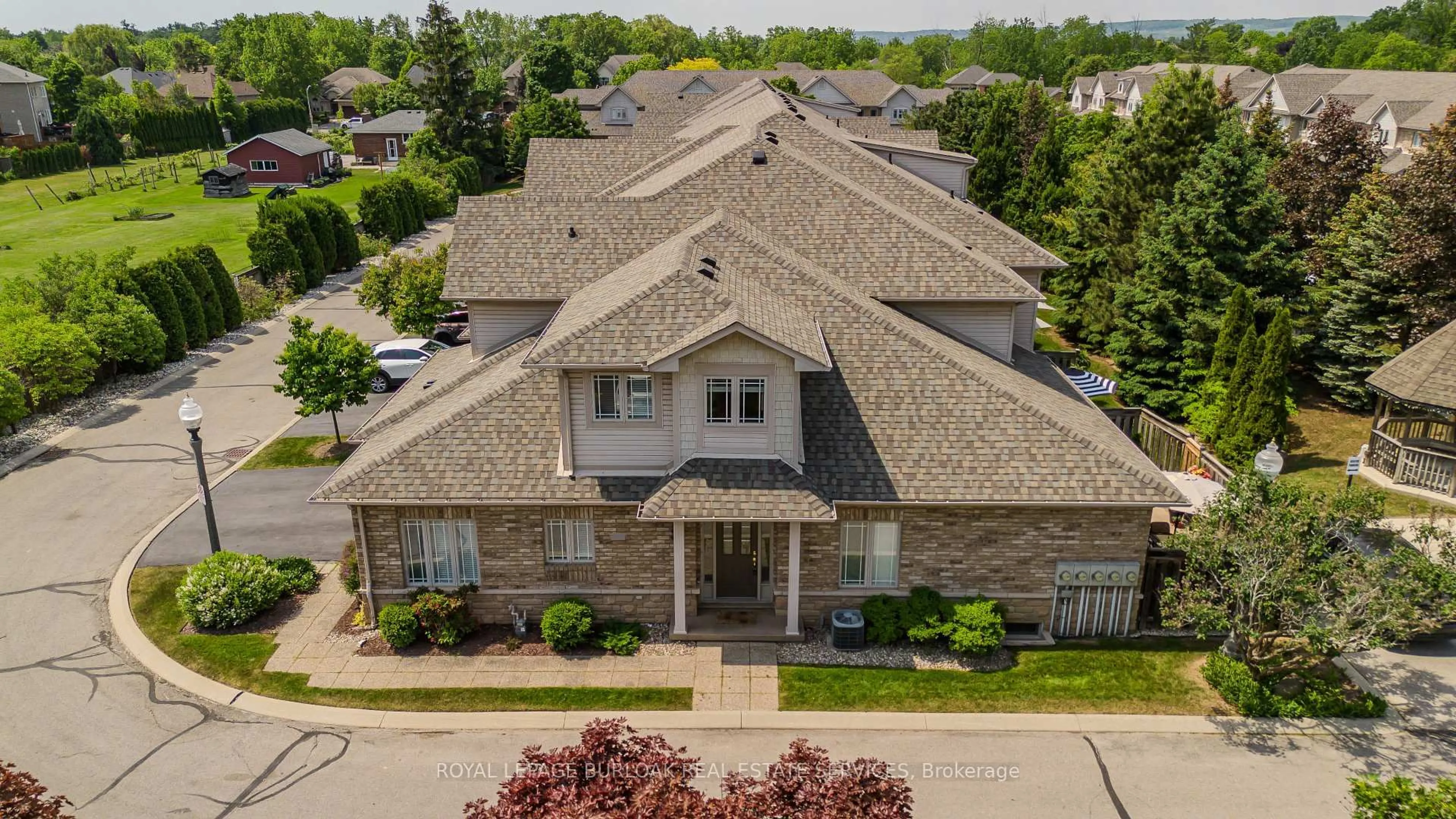 A pic from outside/outdoor area/front of a property/back of a property/a pic from drone, unknown for 2169 Orchard Rd #33, Burlington Ontario L7L 7J1