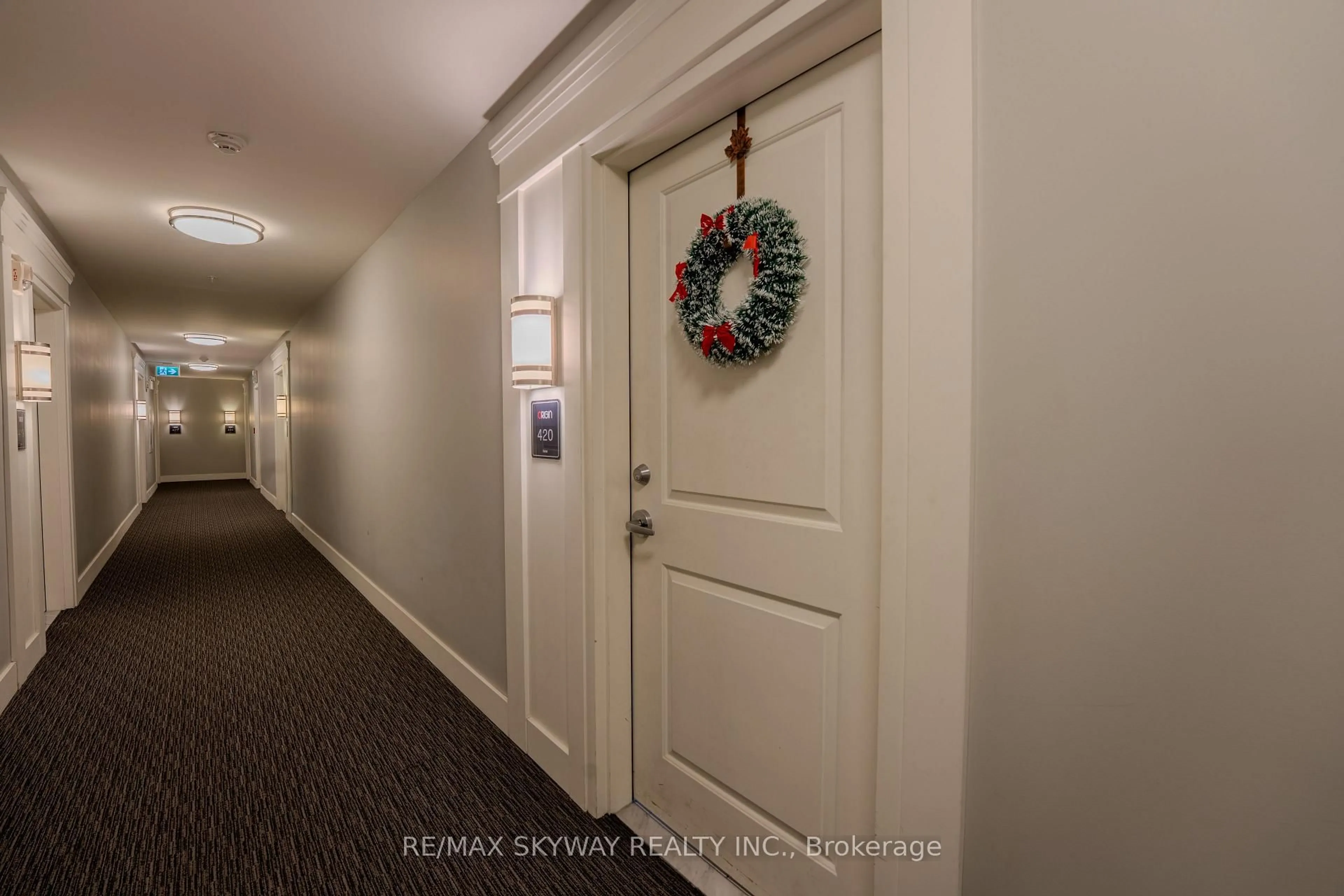 Indoor foyer for 640 Sauve St #420, Milton Ontario L9T 9A7