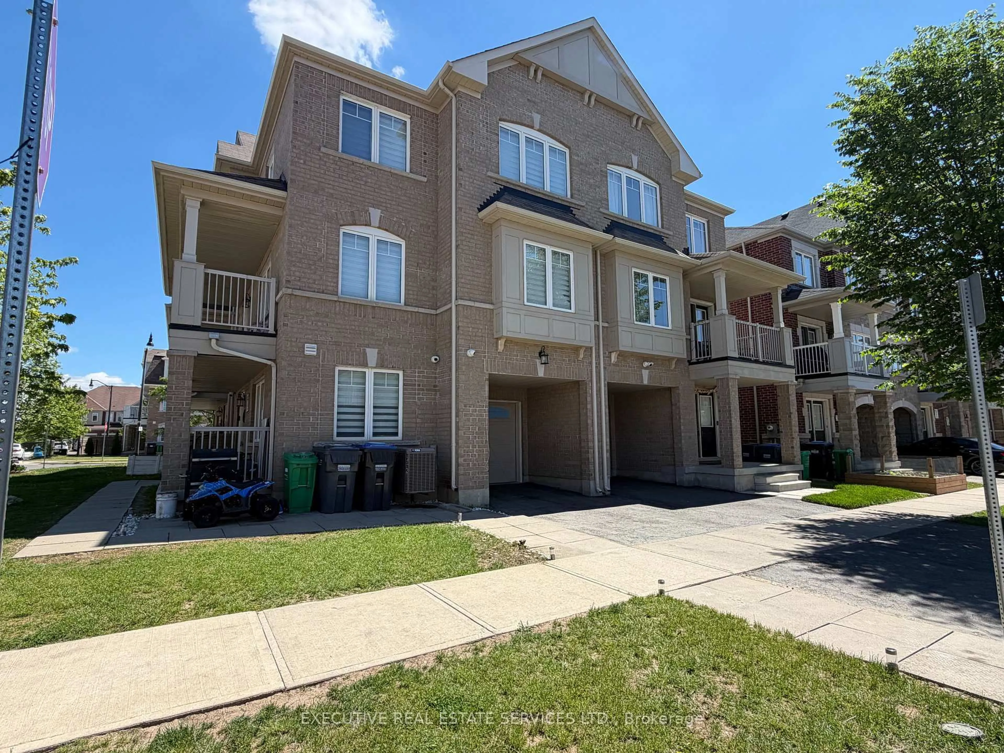 A pic from outside/outdoor area/front of a property/back of a property/a pic from drone, street for 13 Golden Springs Dr, Brampton Ontario L7A 4N5